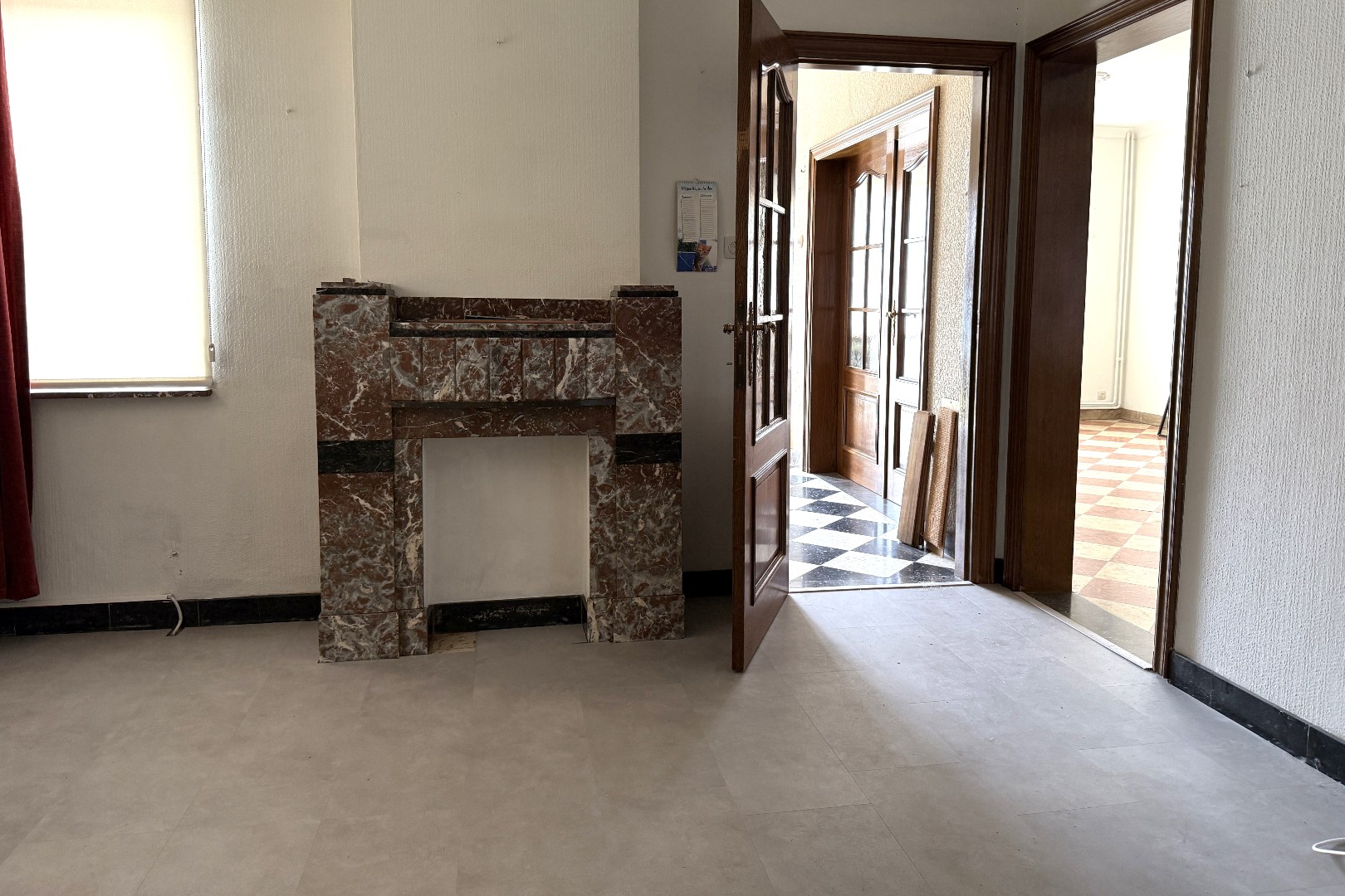 Eetkamer met doorgang inkomhal en woonkamer