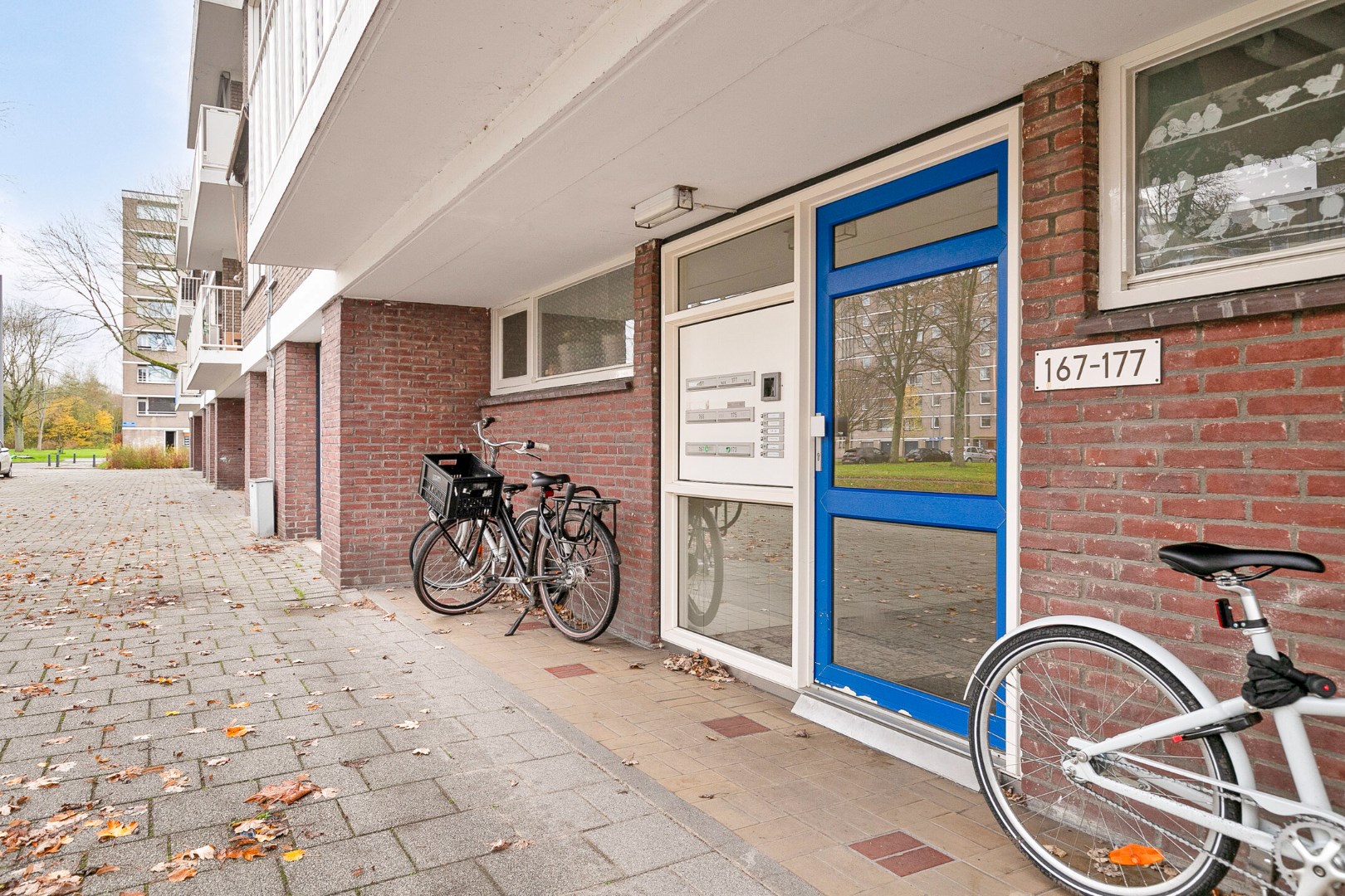 Instapklaar 3 kamer appartement op de 1e verdieping met keurige keuken en badkamer, balkon op het zuidoosten, berging in de onderbouw en gelegen op eigen grond. 