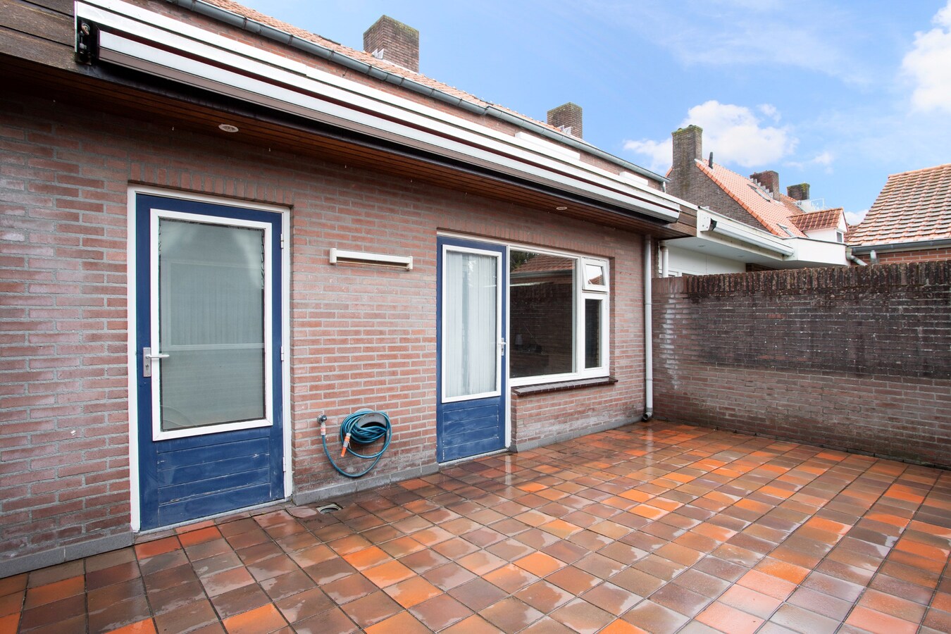 Tweekapper met vrijstaande garage en inrit gelegen op een hoekperceel in Reusel. 