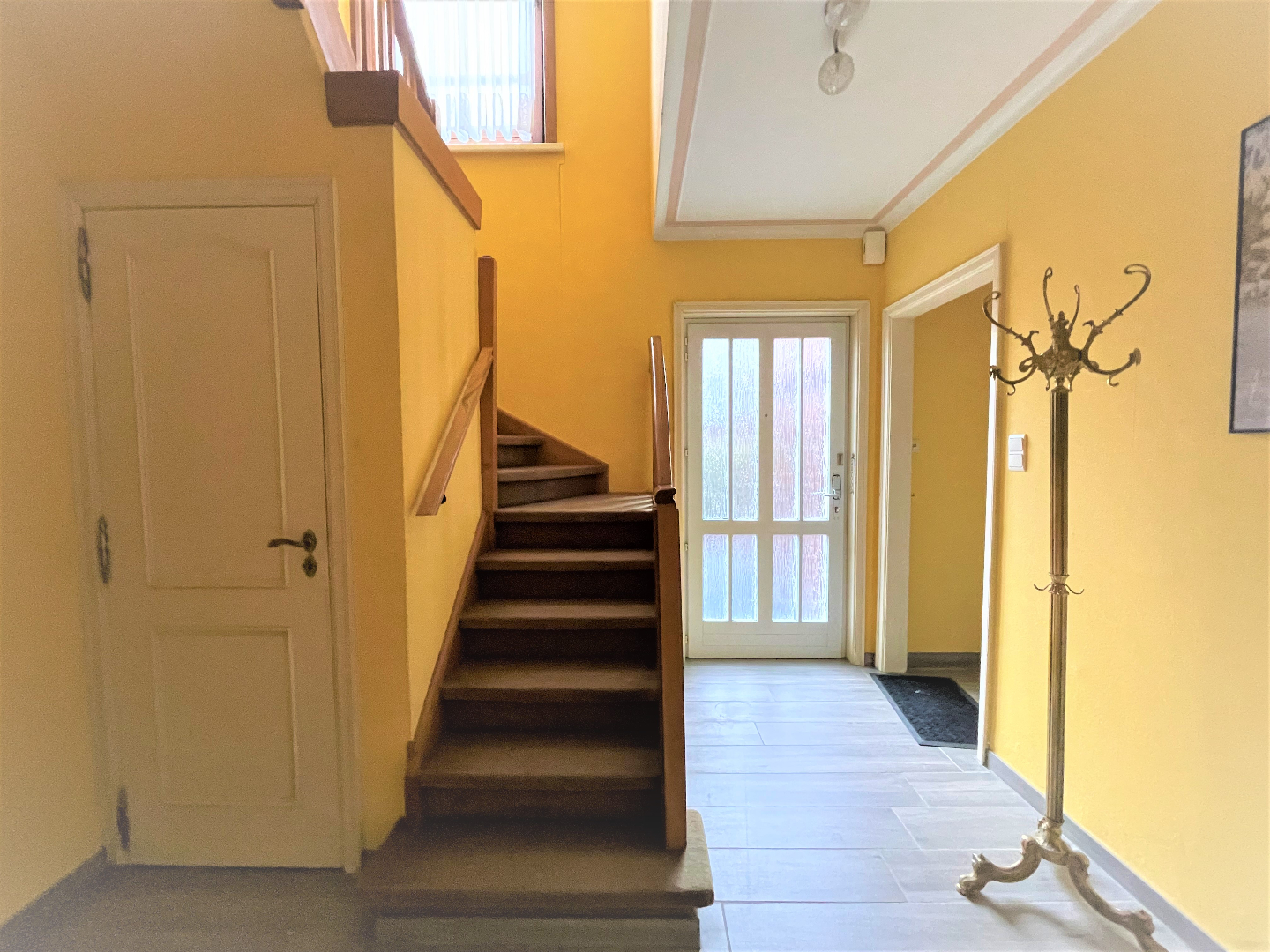 Statige halfopen woning met 3 slaapkamers en garage 