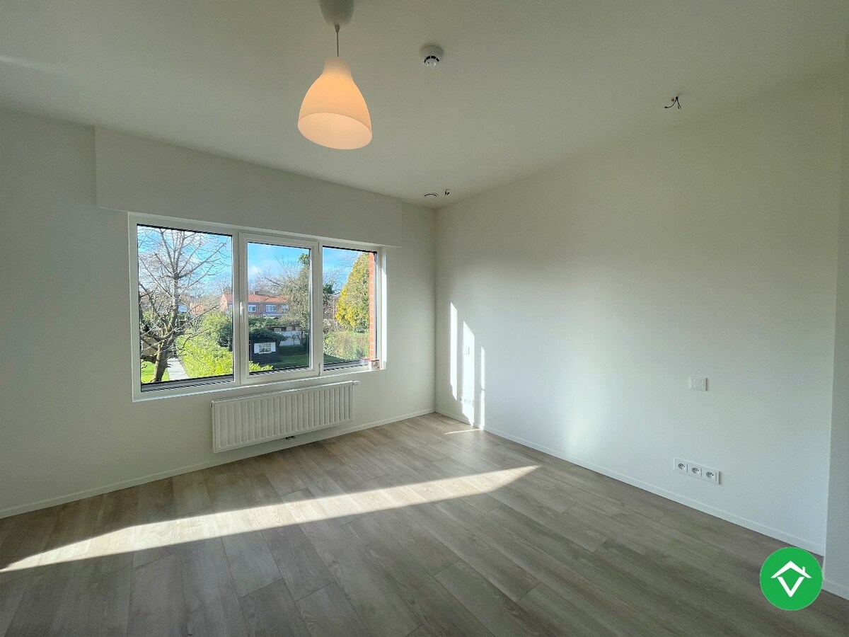 Ruime, gerenoveerde woning met twee slaapkamers te Roeselare 