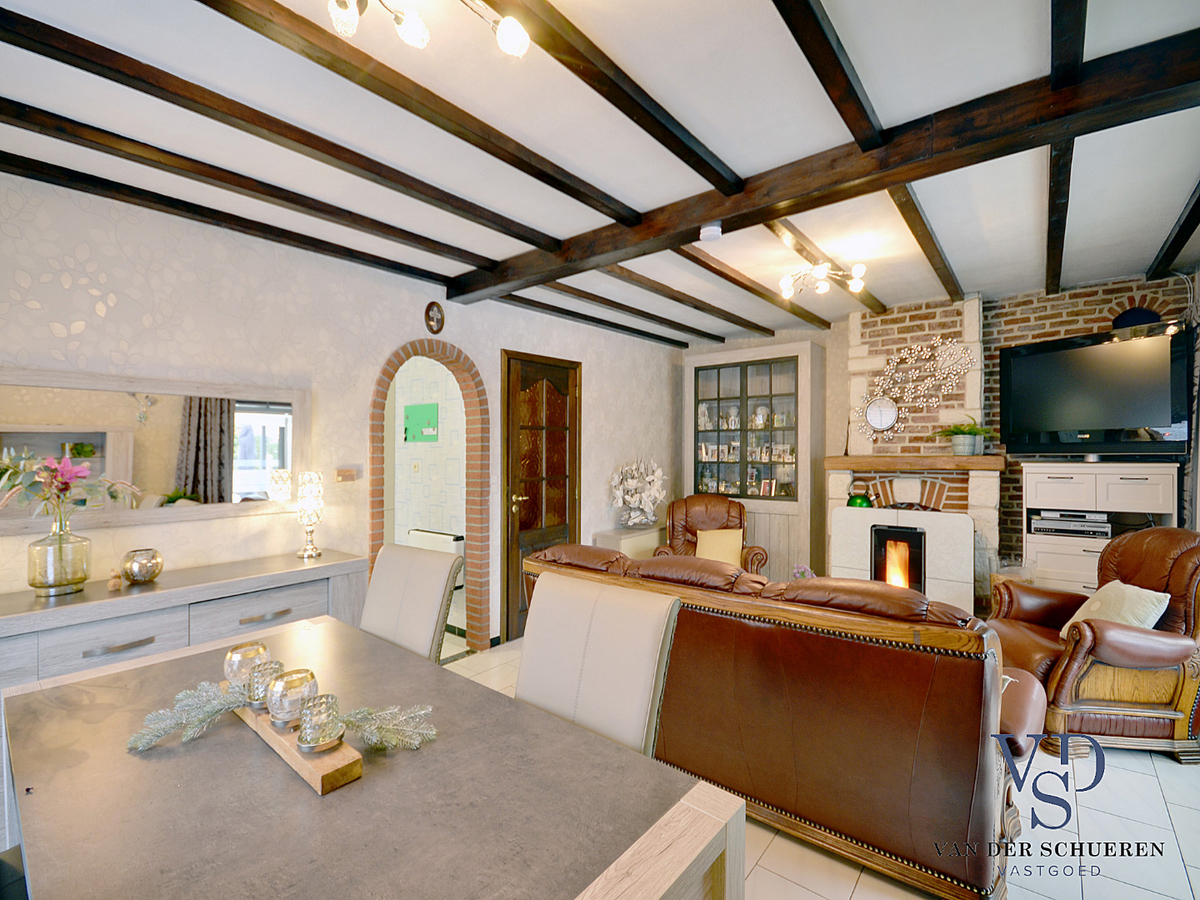 Praktische Half-Open Bungalow met afzonderlijke garage. 