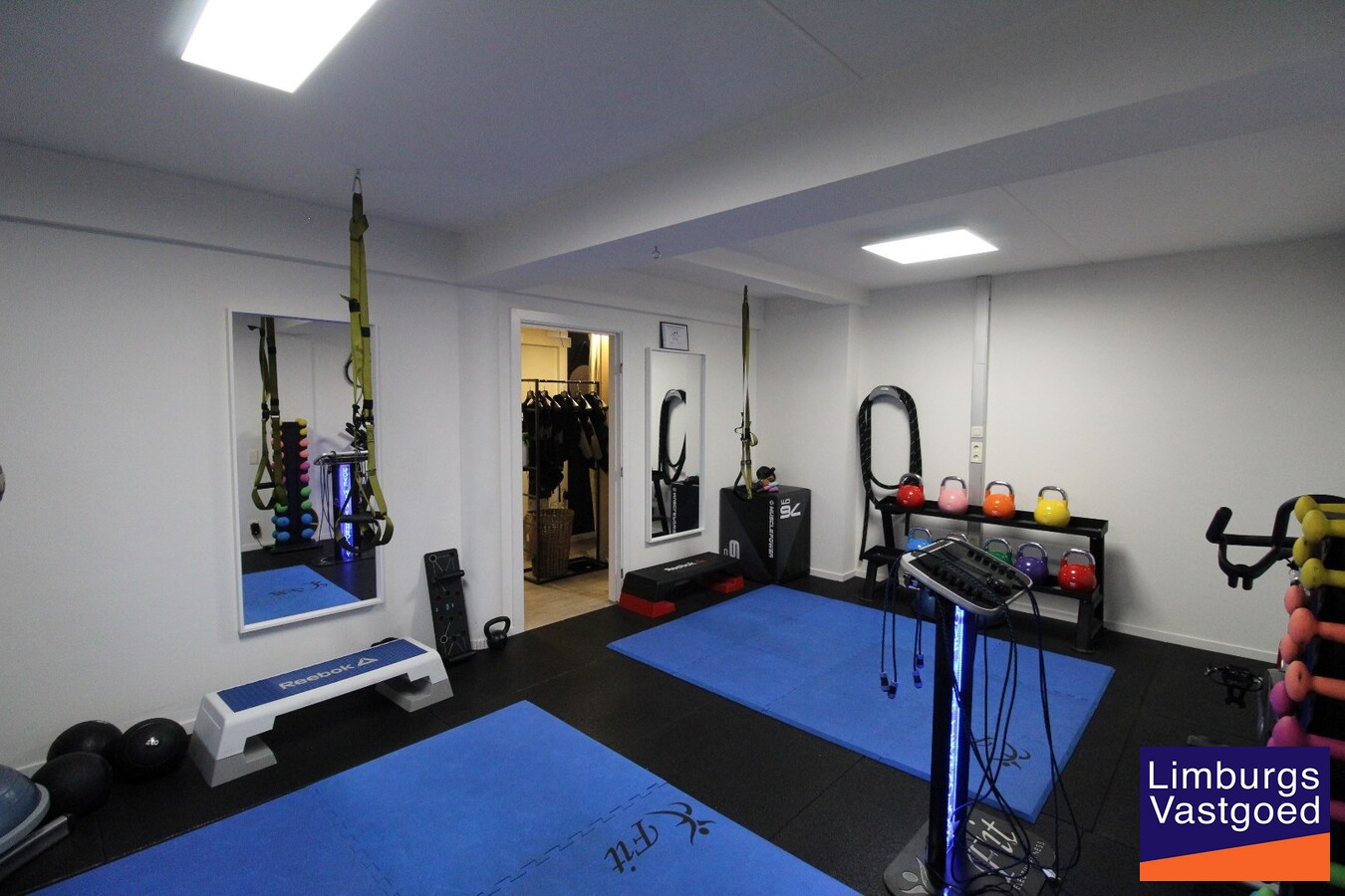 Handels/praktijkruimte, 110m², kelder met drijfkracht, parking 