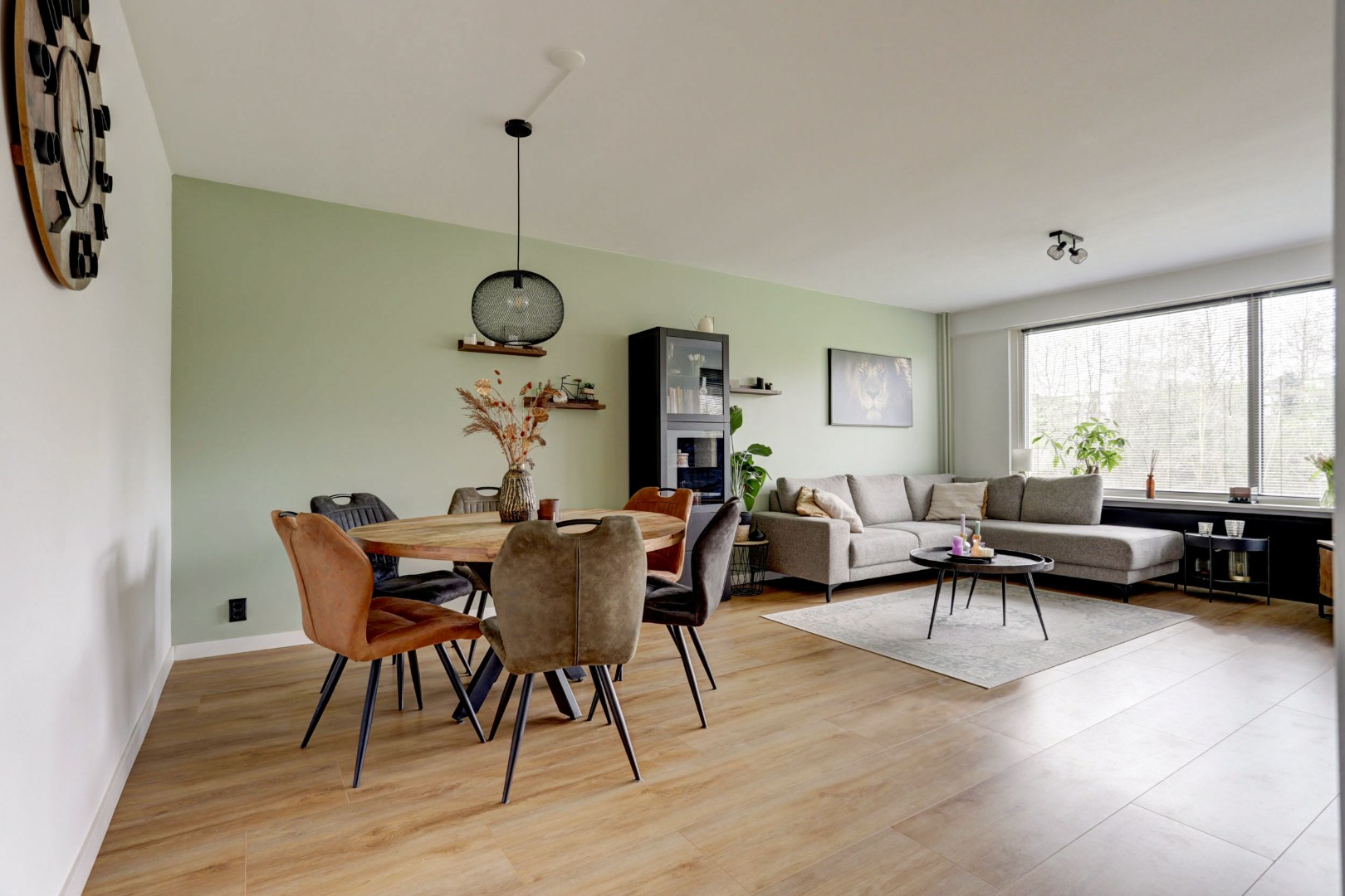 Zonder klussen te betrekken, instapklaar 3-(voorheen 4) kamer appartement met moderne keuken en badkamer, 2 balkons, berging in de onderbouw en gelegen op eigen grond! 