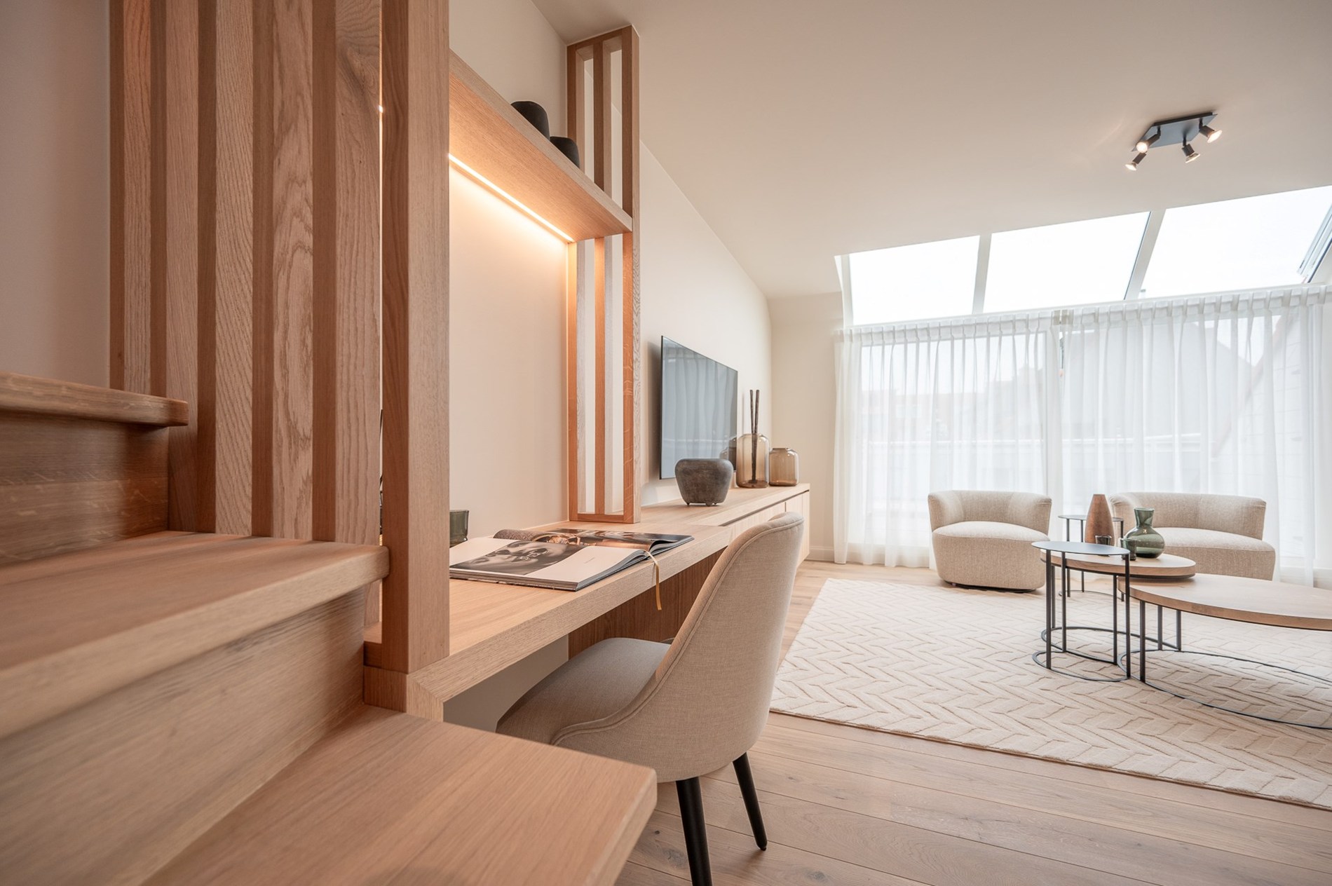 et strand.Magnifique appartement en duplex magnifiquement rénové avec vue latérale sur la mer, 2 chambres à coucher complètes, 2 grandes terrasses et un niveau de finition exceptionnel, situé à quelqu 