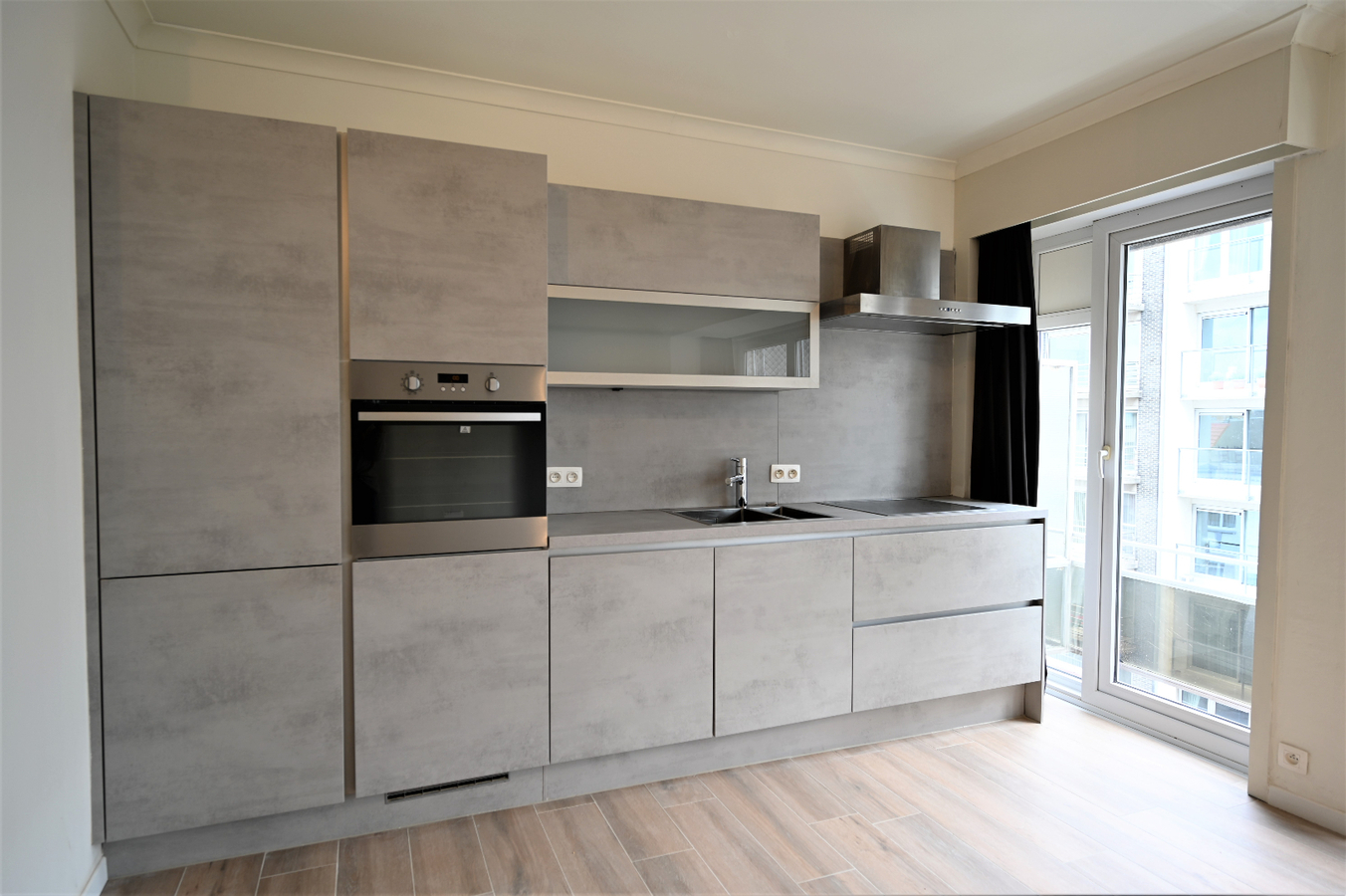 STIJLVOL GERENOVEERD DRIESLAAPKAMERAPPARTEMENT OP CENTRALE LIGGING 