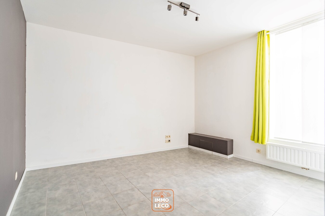 Maison rénovée 2 chambres et grande terrasse/cour, en plein centre de Dottignies ! 