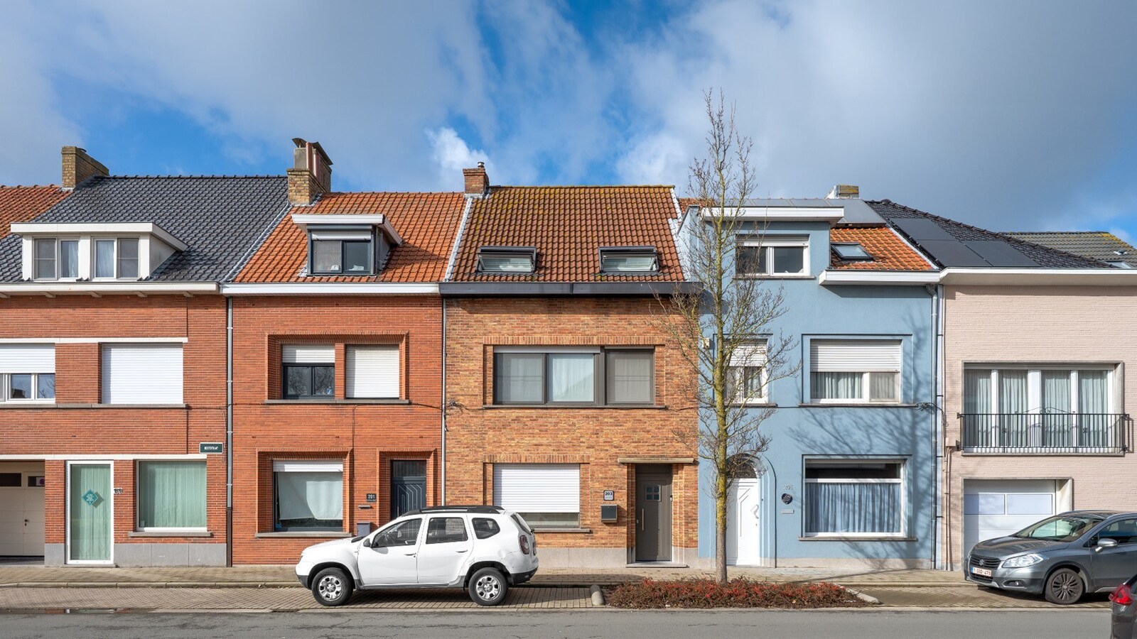 Instapklare en ruime gezinswoning met dubbele garage in het hart van Zeebrugge. 