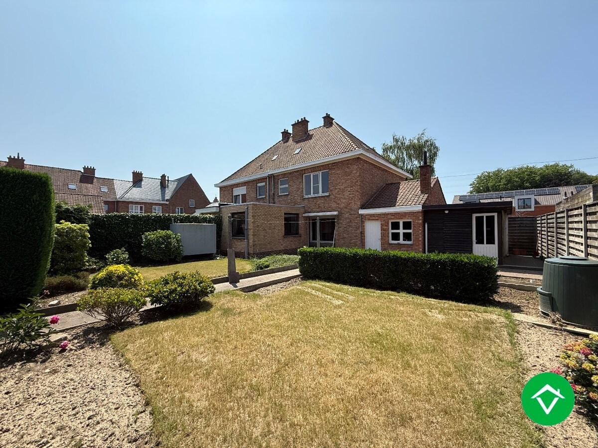 Stevige woning met 3 slaapkamers, tuin en garage in een rustige wijk te Rumbeke 