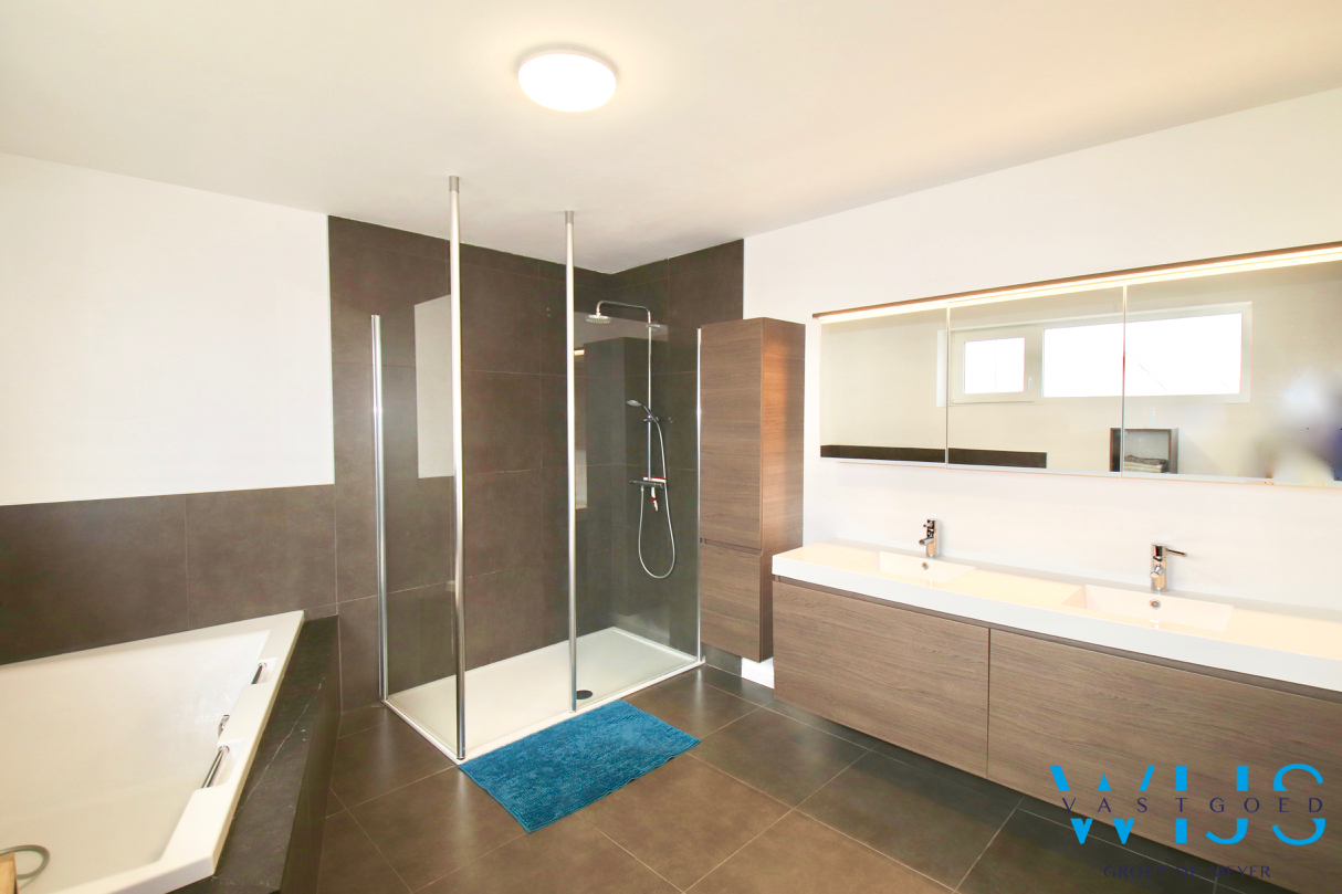 Recente ALLEENSTAANDE woning in hartje KLUIZEN 