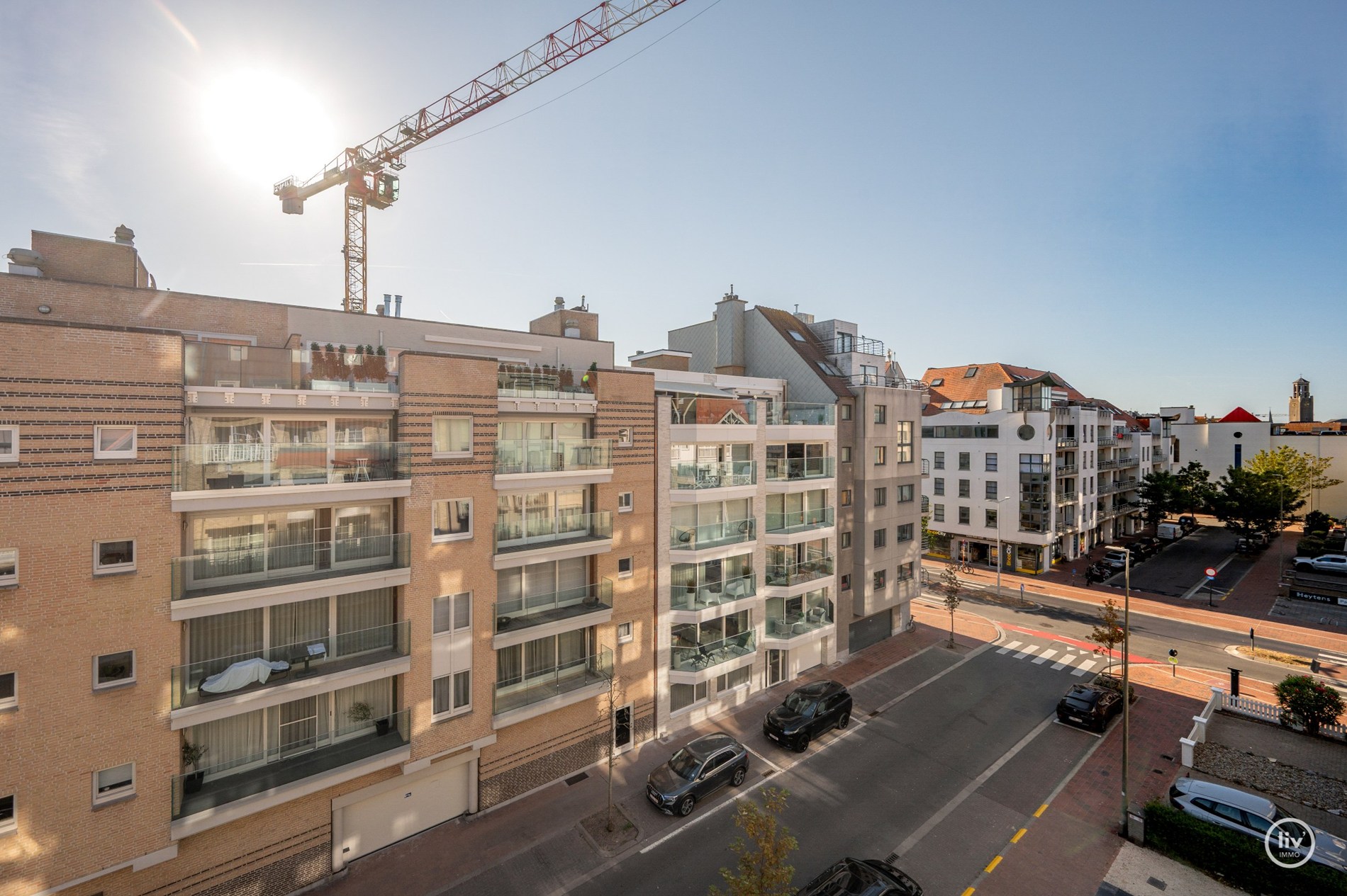 Prachtig, ruim en récent (2015) appartement met 3 volwaardige slaapkamers en zonnig terras goed gelegen op de Leopoldlaan te Knokke. 