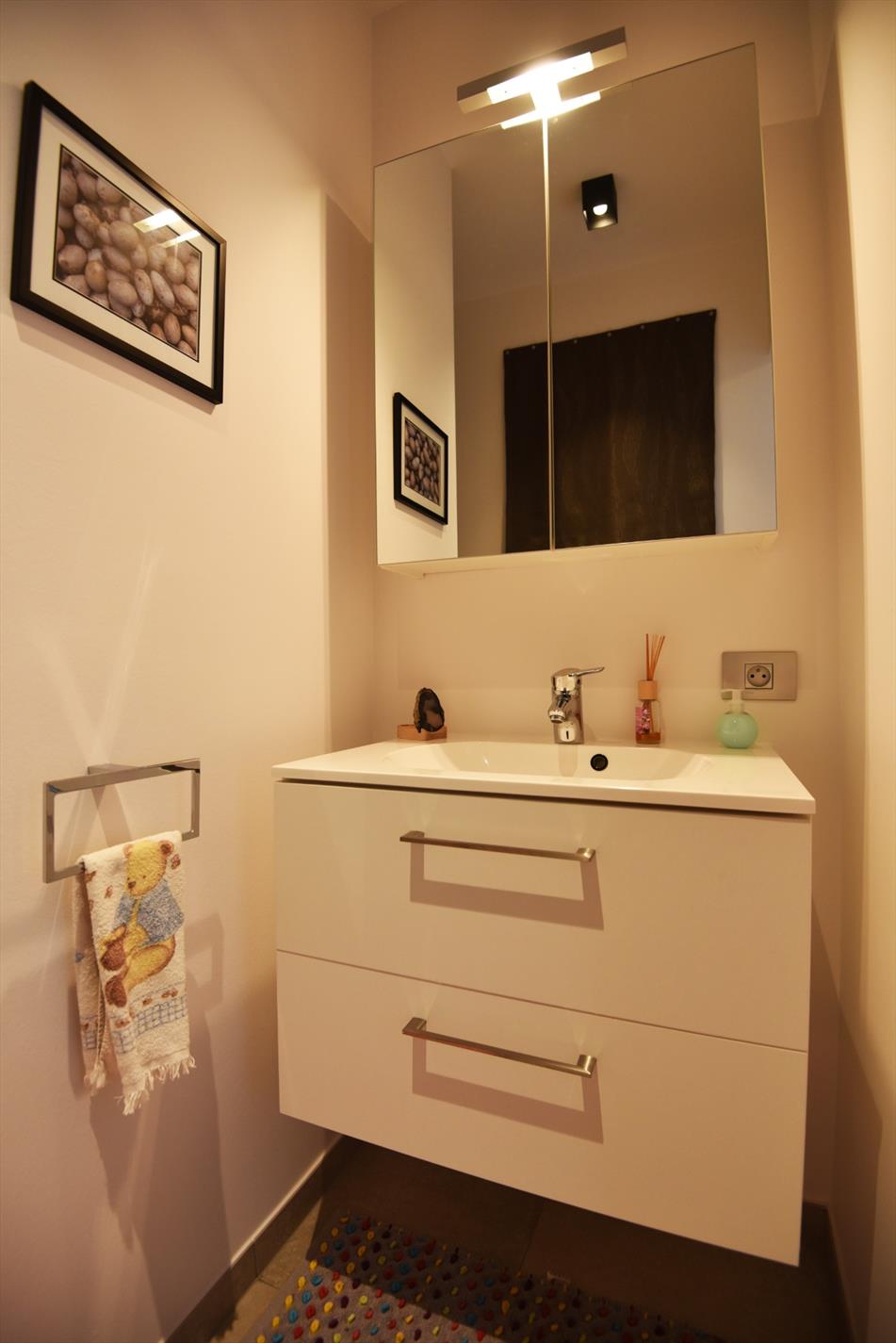 Recent en stijlvol app. met 2 slpks, kelders &amp; terras te Heist 