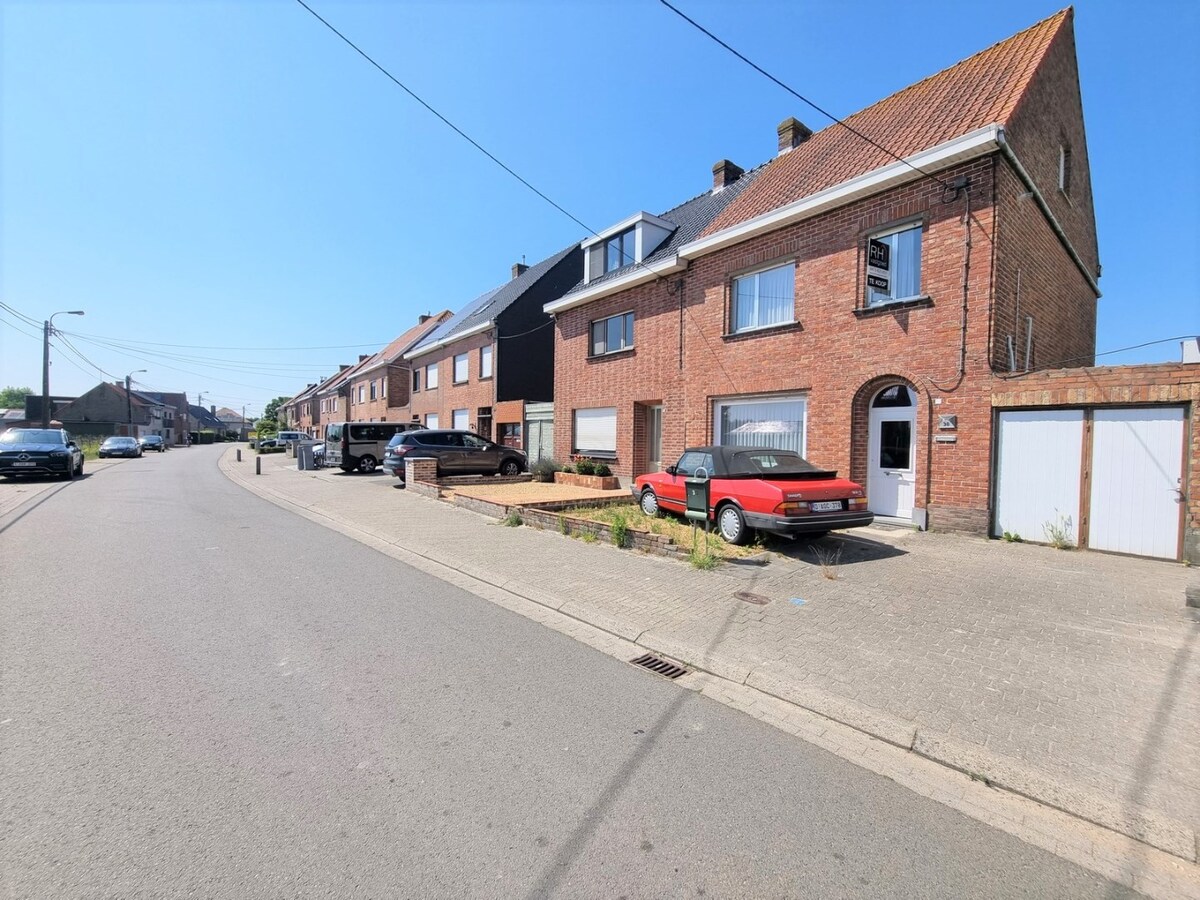 Halfopen woning met oprit, garage en grote tuin te Oudenburg 