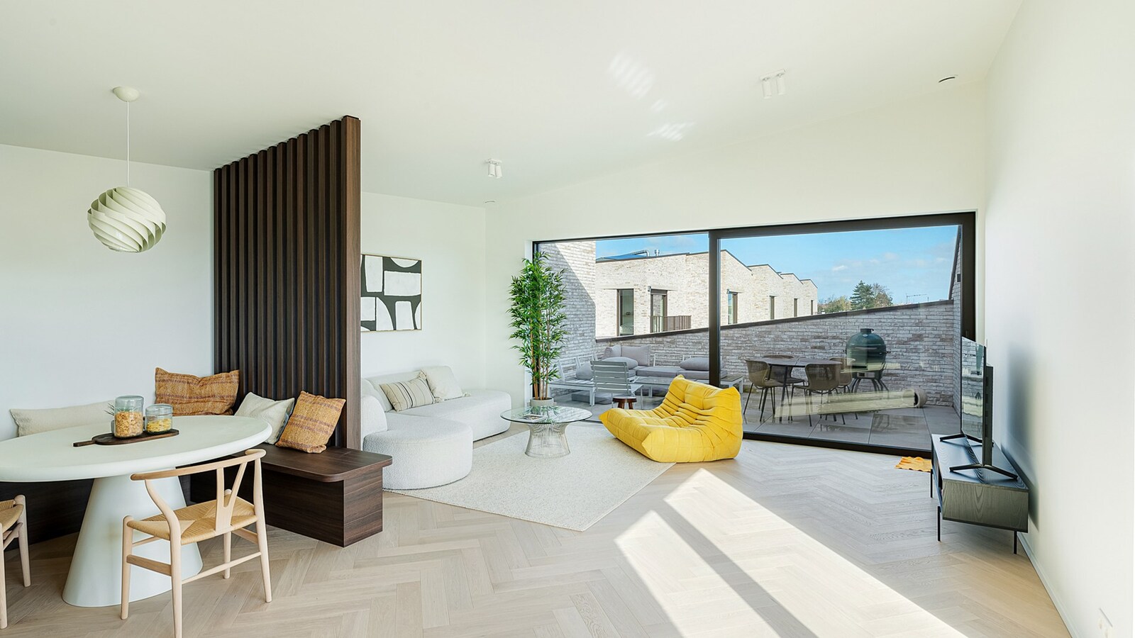 Exclusief verblijf met lift, terrassen en uitzonderlijke volumes in een groene-autovrije verkaveling te Knokke. 