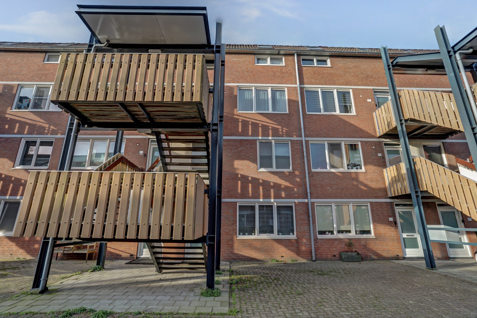 Een fijne benedenwoning op een toplocatie, perfect voor starters die hun woonwensen willen realiseren. Kom kijken en laat u verrassen! 
