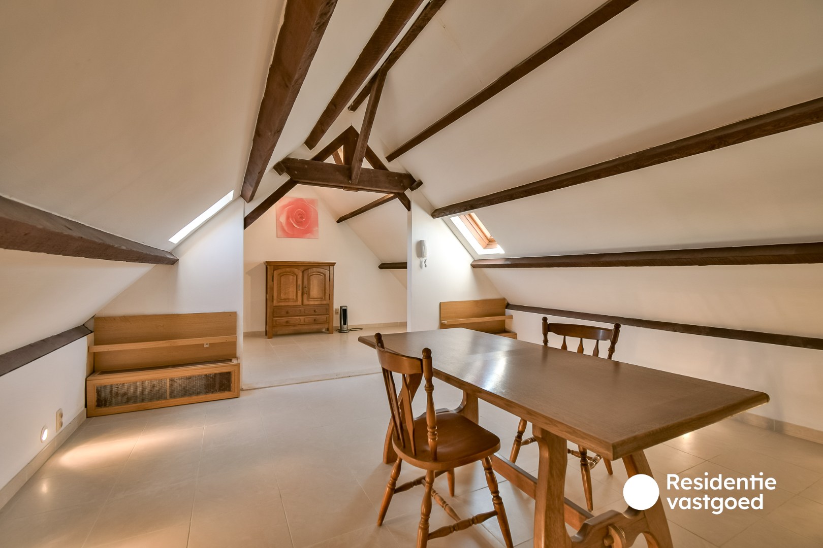 Verrassend ruime woning met unieke indeling en veel potentieel in Torhout! 