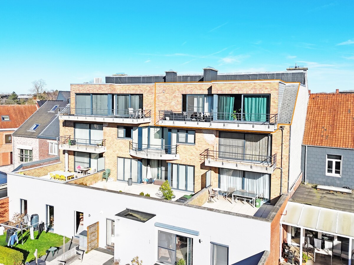 Penthouse met zonneterras en garagebox te centrum Zottegem 