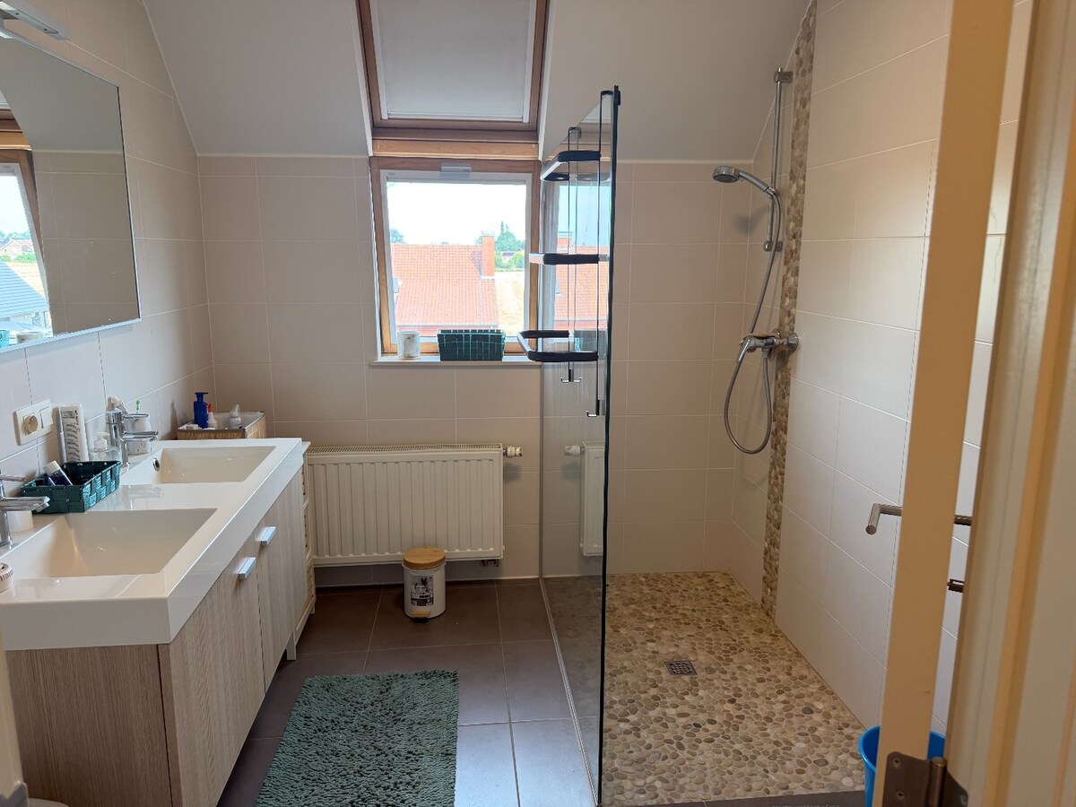 Instapklaar 2 slaapkamerappartement met garage in Houthulst 