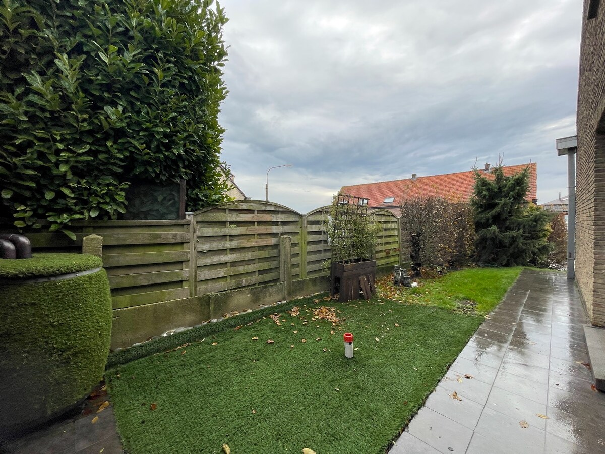 Stevige half-open bebouwing met 3 slaapkamers, tuin en garage te Moorslede 