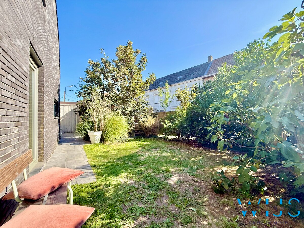 Instapklaar woonhuis met 3 slaapkamers en garage te Boekhoute ! 