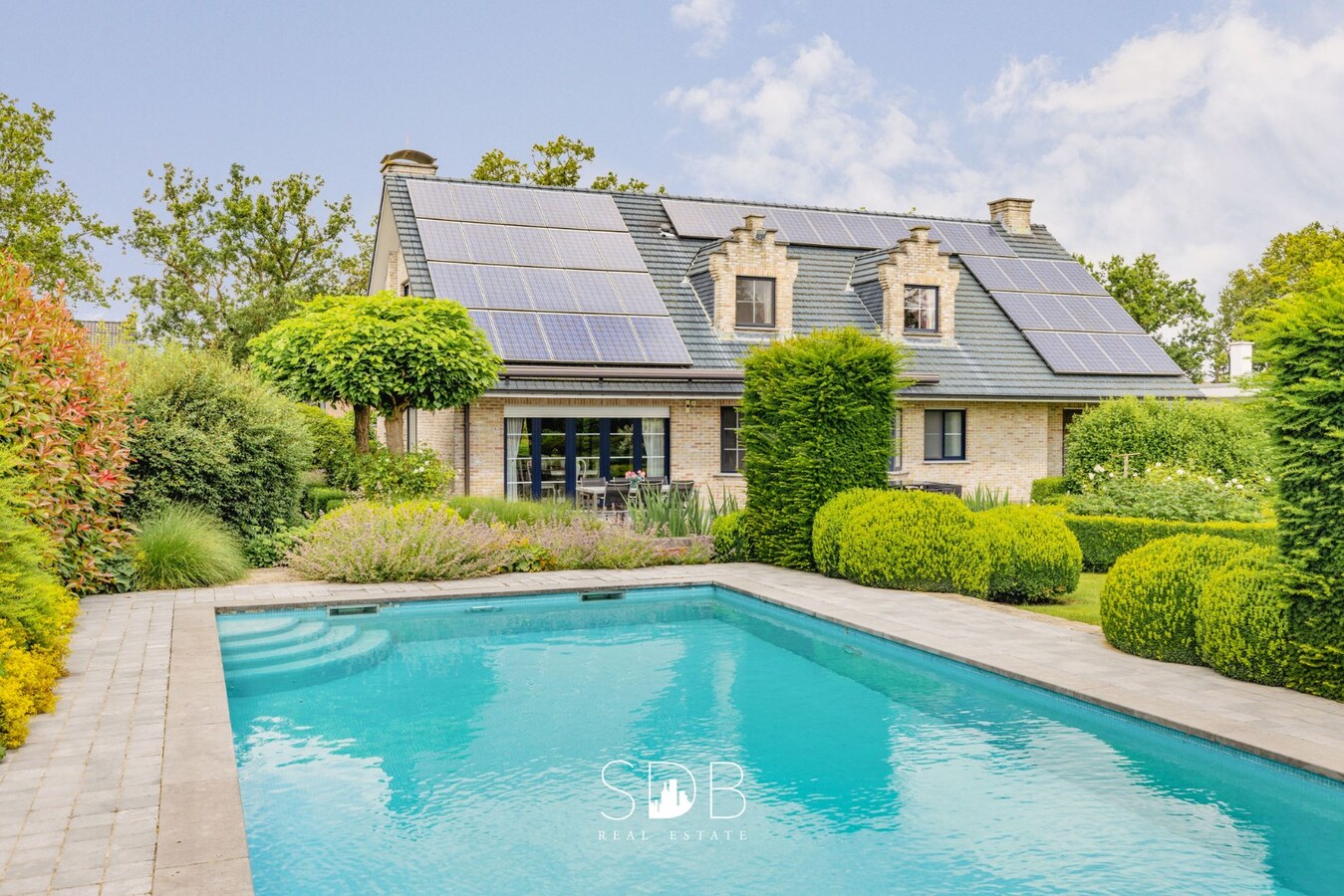 Villa, zwembad, zonnepanelen, luxe vastgoed, sdb real estate