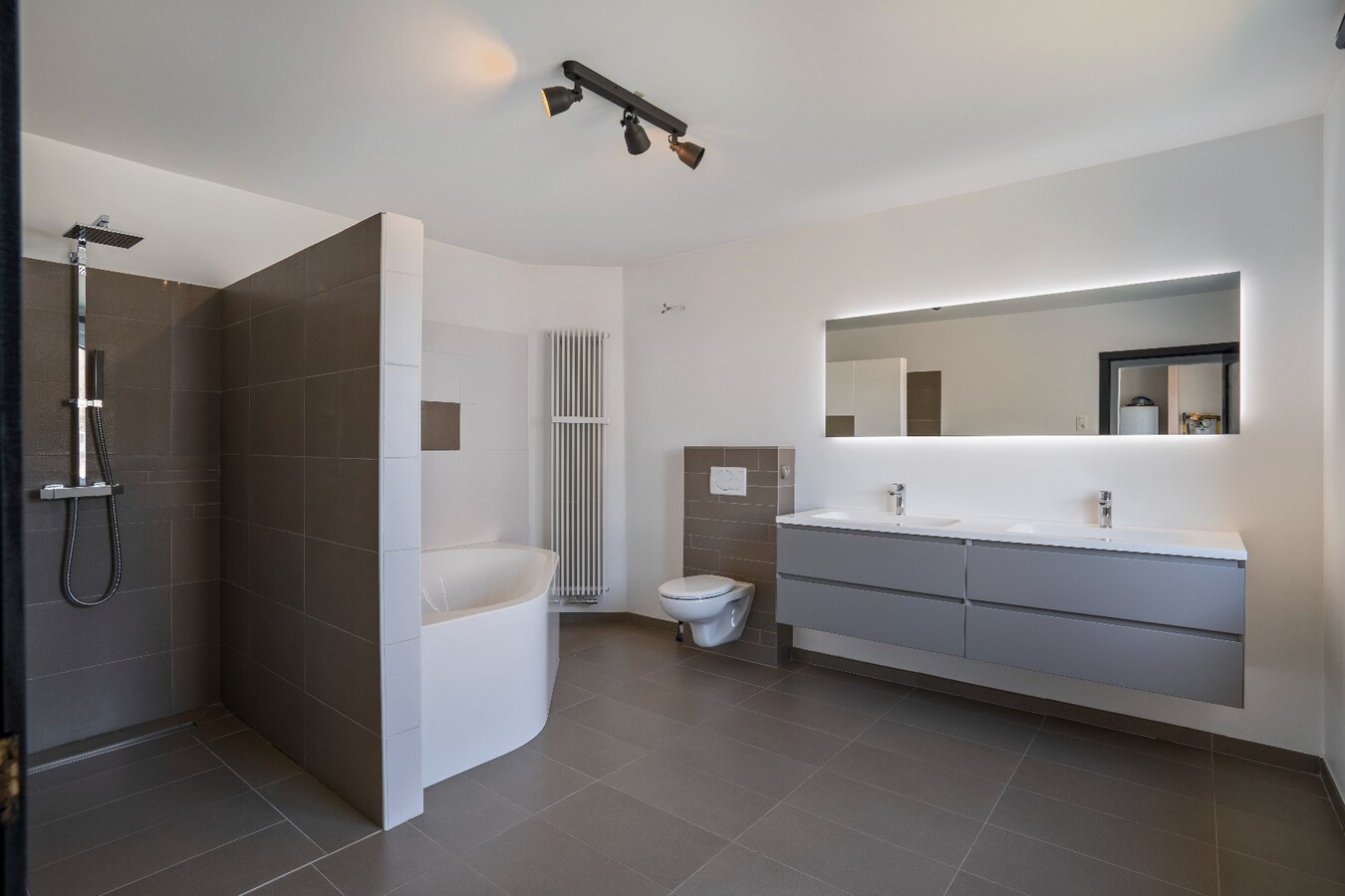 Gerenoveerde woning met drie slaapkamers op groot perceel 