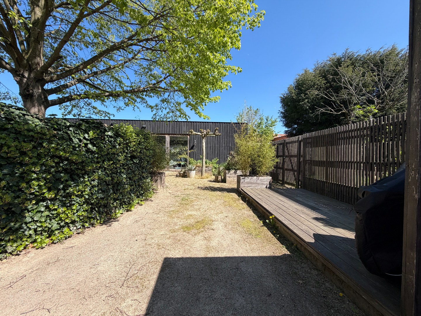 Instapklaar duplex appartement met 2 slpk. en 2 bdks. en mooi terras. 