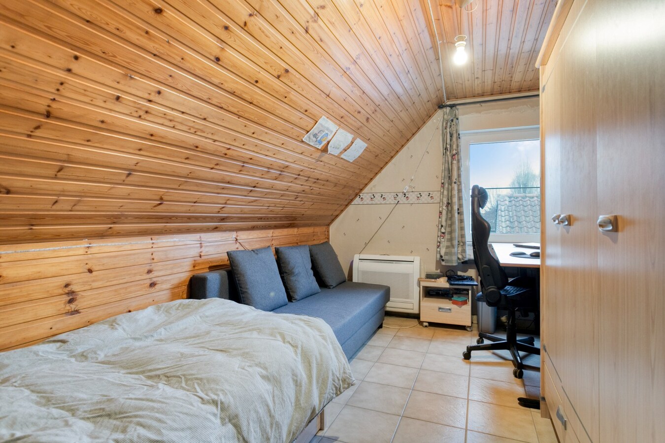 Instapklare gezinswoning met ruime tuin en dubbele garage in Poelkapelle 