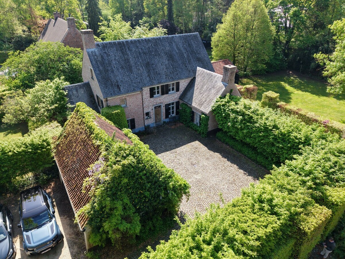 Sels villa met 4 slaapkamers, dubbele carport en garage, Zuid-West tuin op een perceel van 1.991 m² te Schilde - 's-Gravenwezel, 