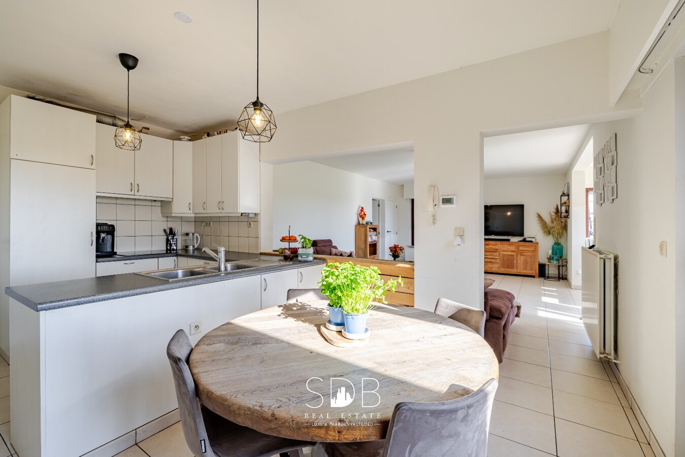 Hedendaagse woning met hippische accommodatie op 17.782m² 