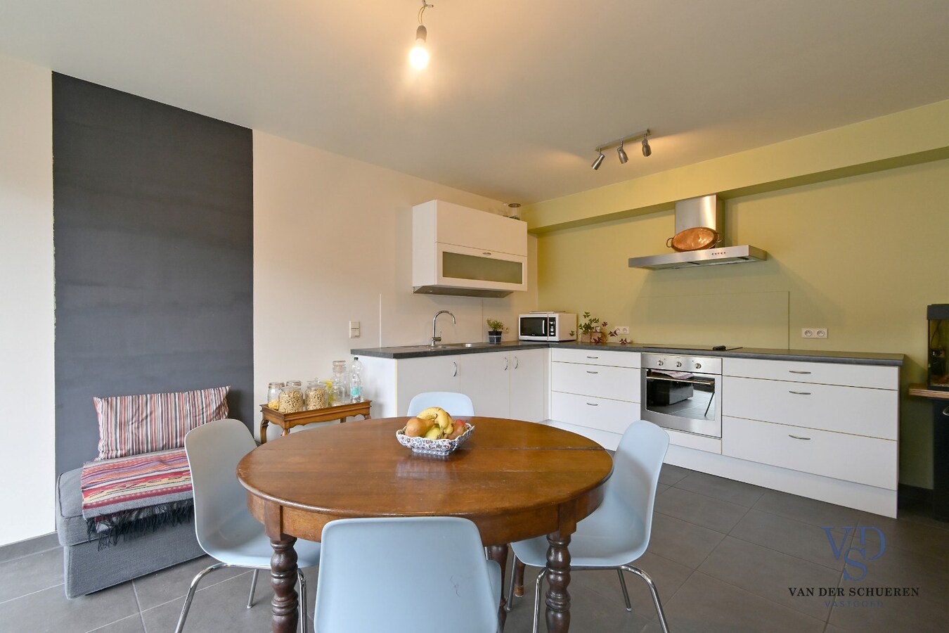 Ruim appartement in hartje Zingem. 