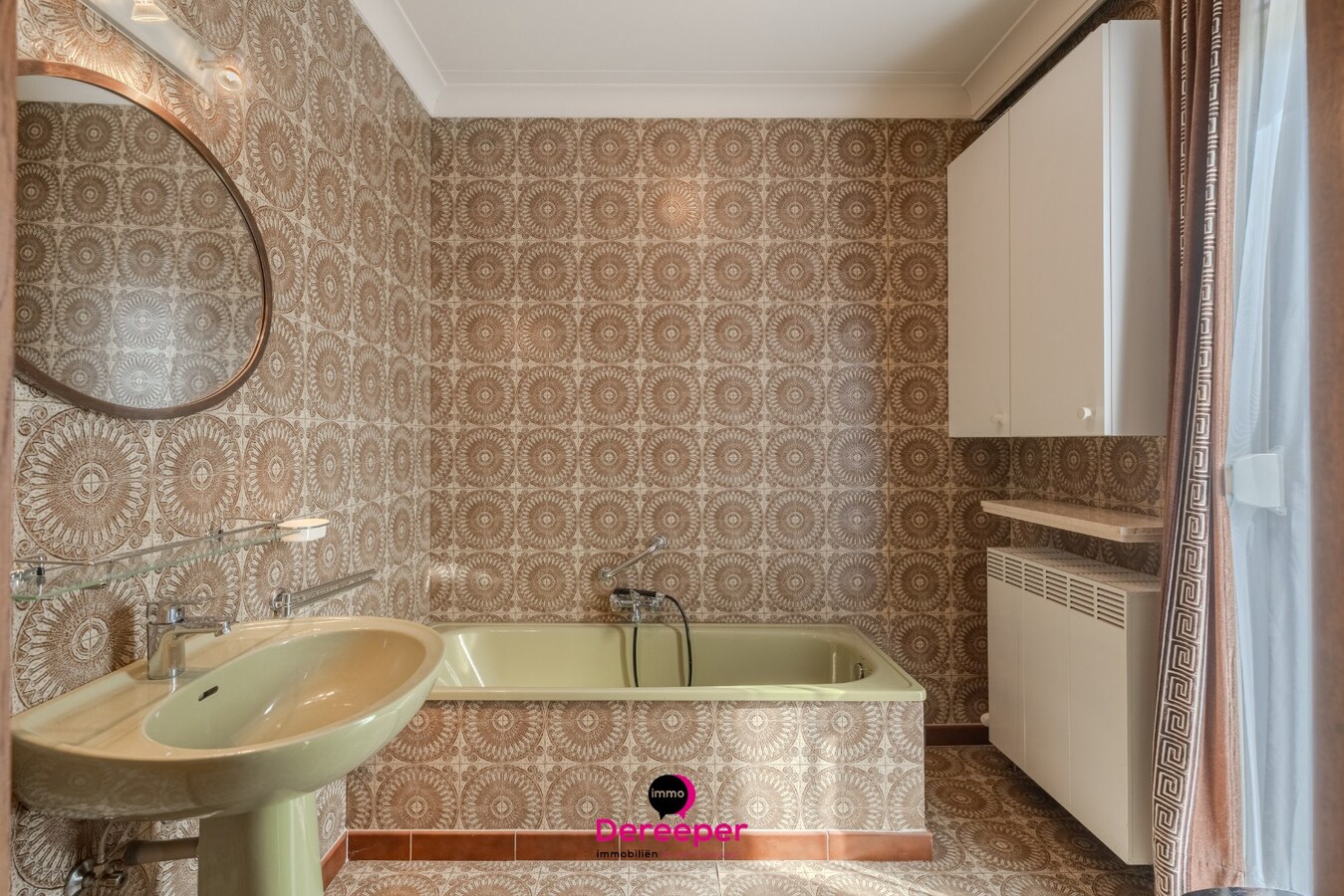 Te renoveren bungalow op ruim perceel van 678 m² 