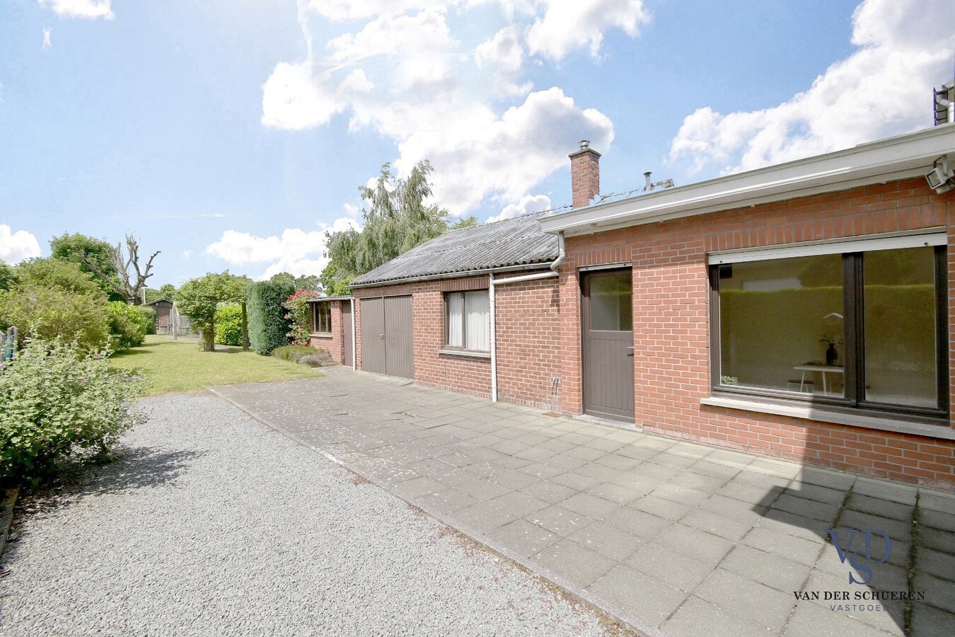 Ruim landhuis met tal van mogelijkheden. 