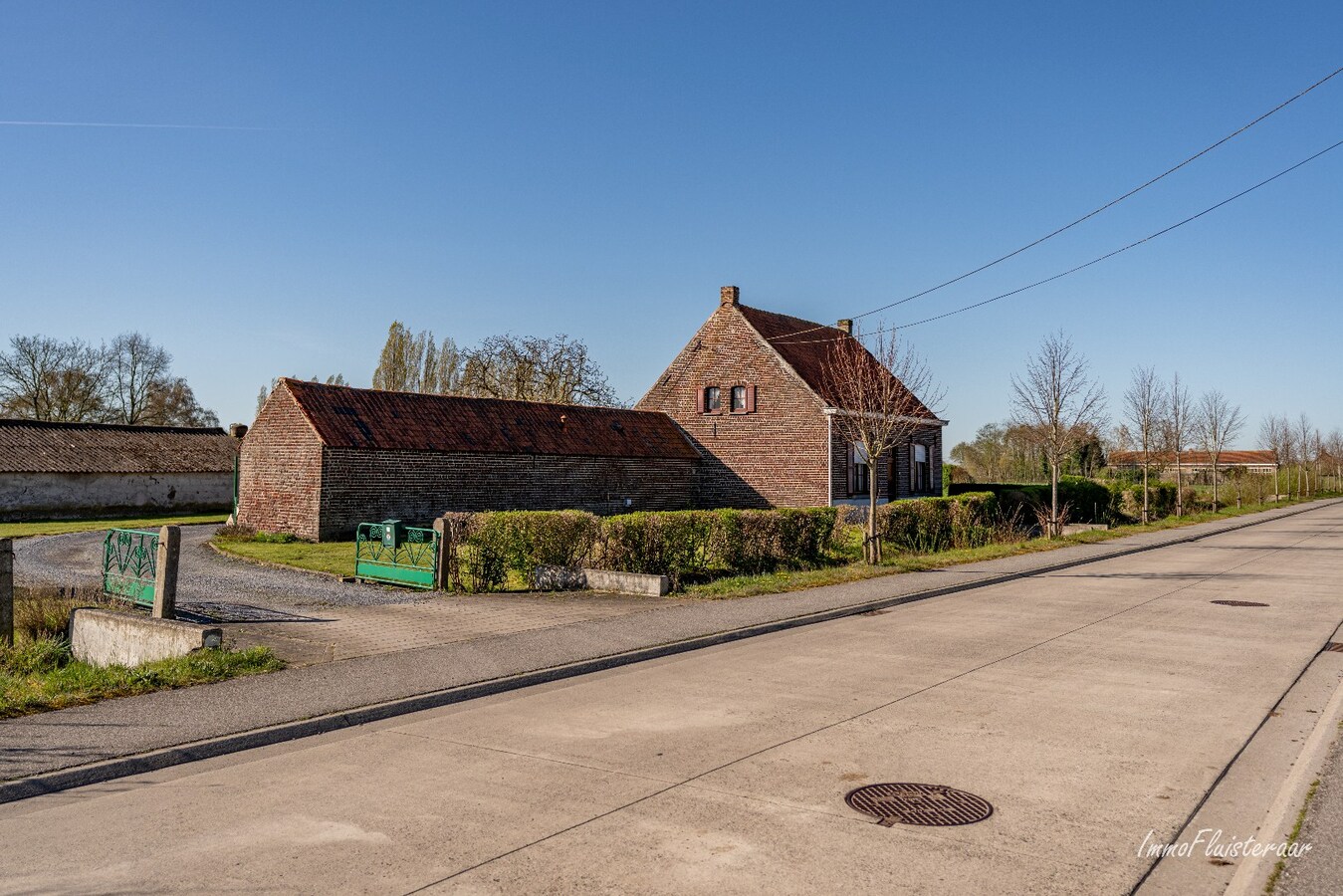 Renovated farmhouse with stables and pasture on approximately 1.7 hectares in Nazareth. 