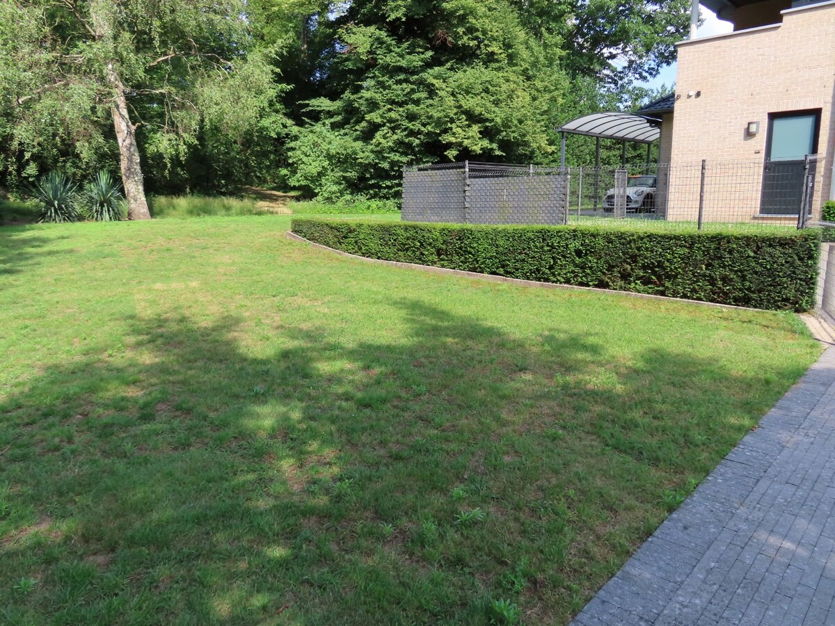 Prachtige villa, rustig gelegen te Houthalen. Dichtbij autosnelwegen en openbaar vervoer. Het centrum van Houthalen op 5 minuten en Hasselt op 15 minuten. 