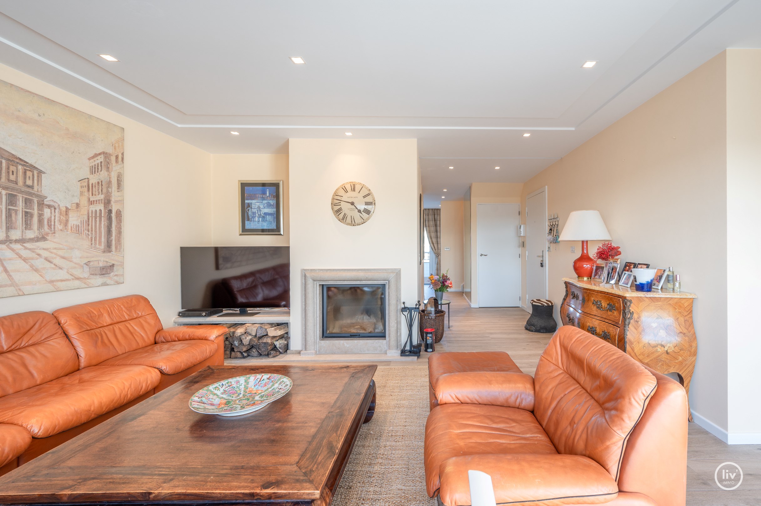 Uitzonderlijk dakappartement met een schitterend zonneterras en een prachtig open zicht over de villa's van het Zoute, gelegen tussen het centrum van Knokke. 