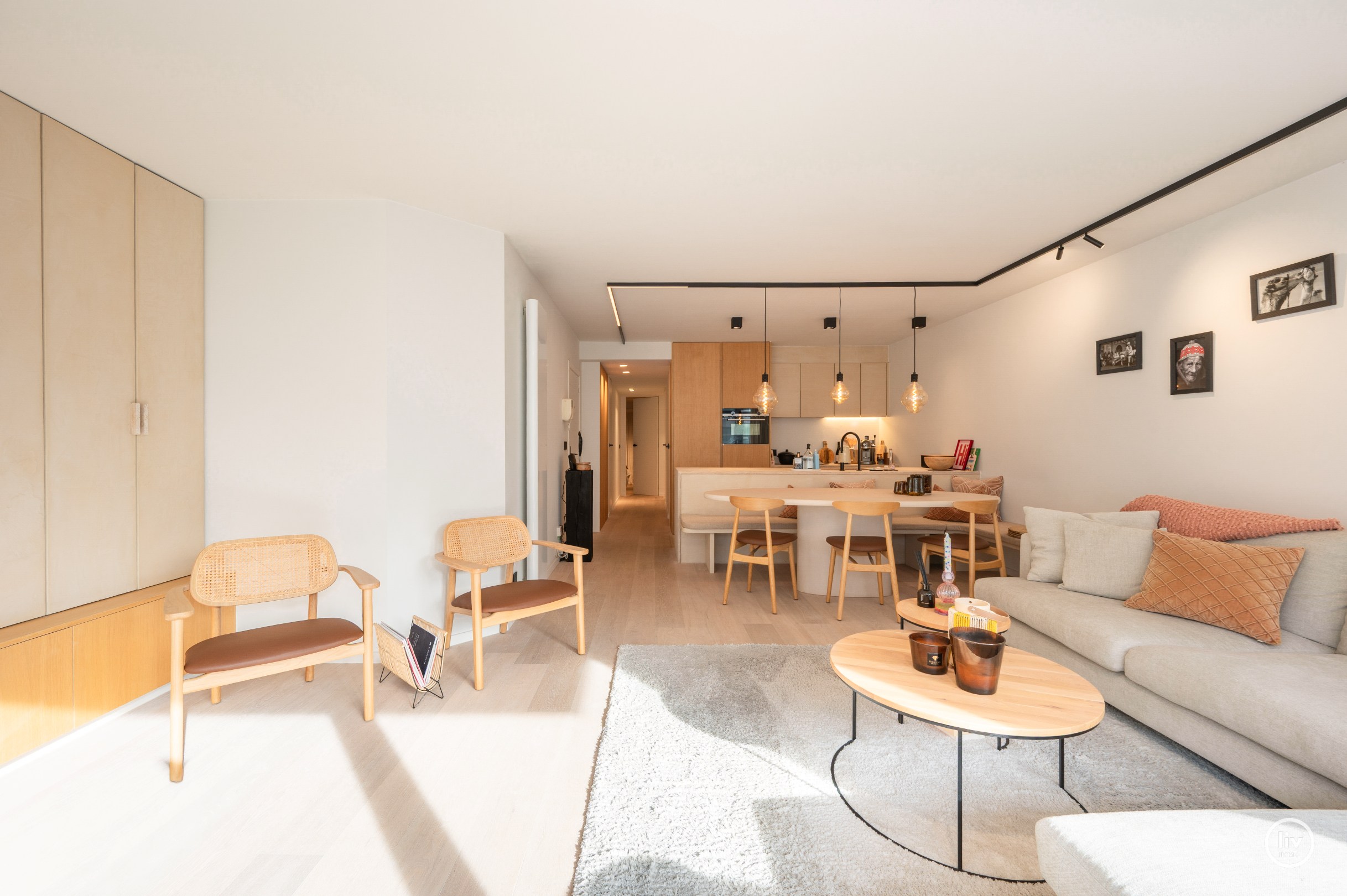 Volledig gerenoveerd 3 slaapkamerappartement langs de zonnekant van de Parmentierlaan gelegen op wandelafstand van de zeedijk. Garage mogelijk in het gebouw. 