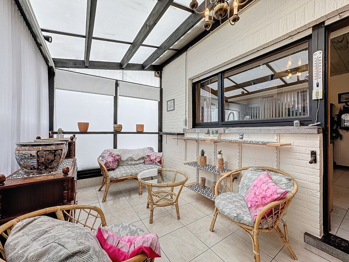 Seventies laagbouw met 2 garages en tuin te Erwetegem 