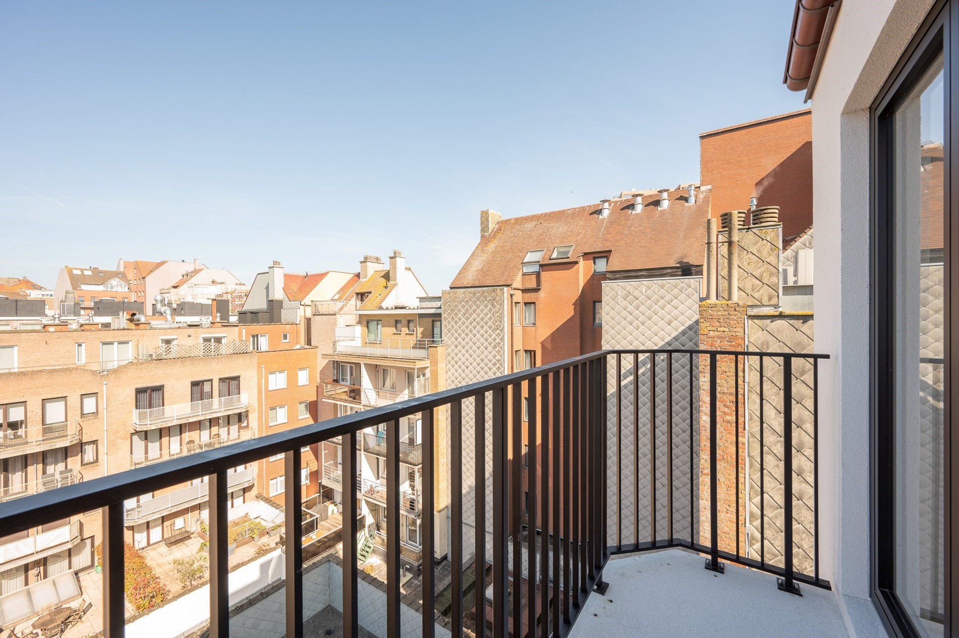 Volledig afgewerkt nieuwbouw app. met aangename zichten  gelegen in het centrum van Knokke. 