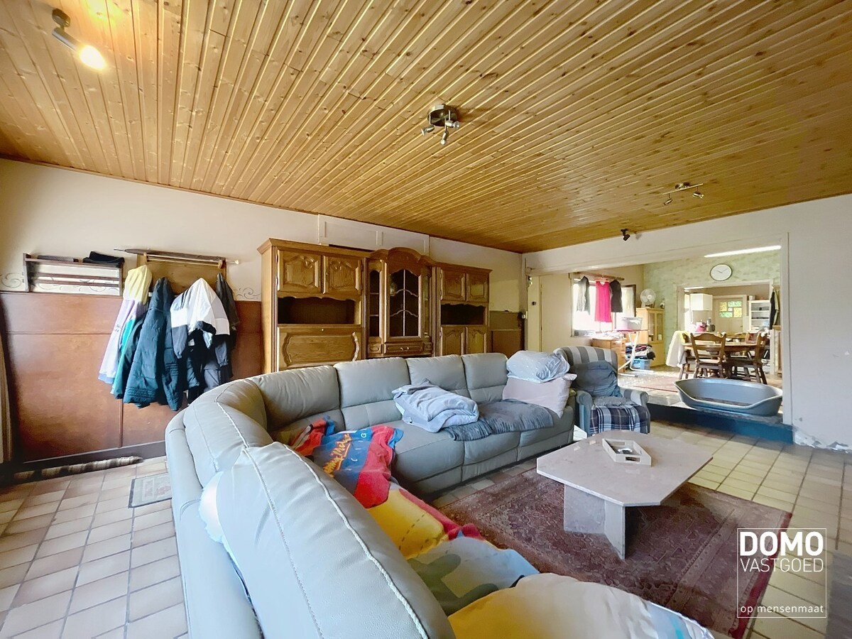 RUIME TE RENOVEREN WONING MET 5 SLAAPKAMERS EN RUIME ACHTERLIGGENDE GARAGE TE BILZEN-HOESELT 