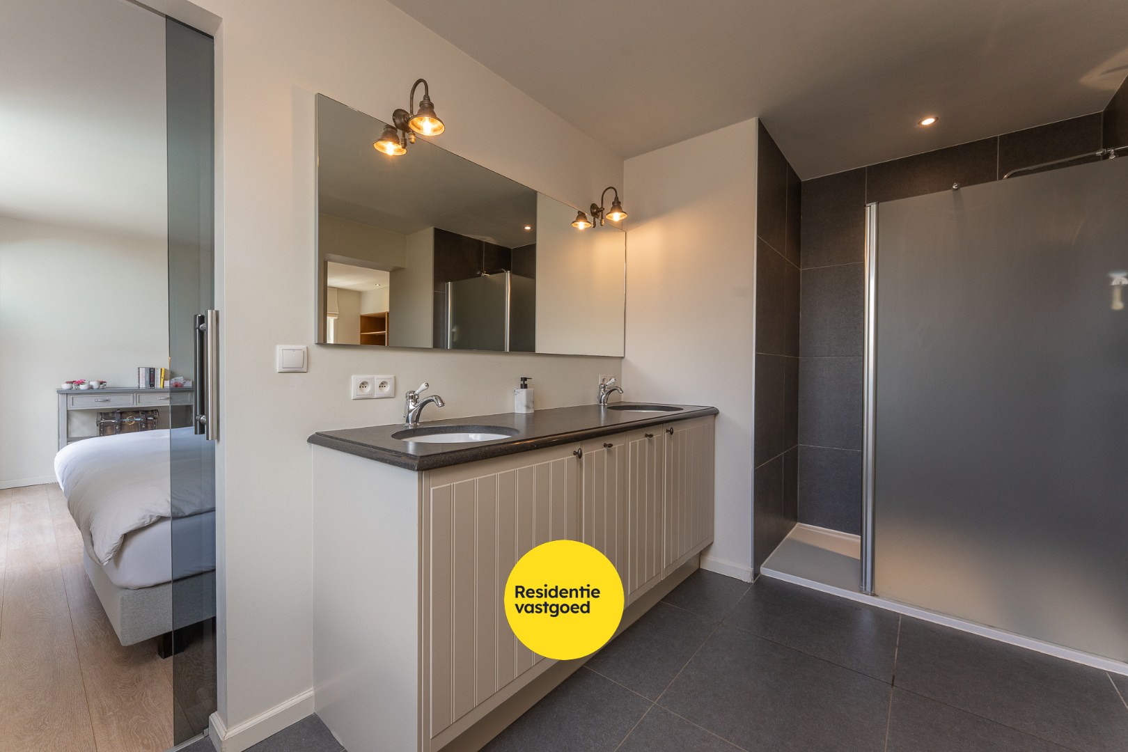 Exclusieve villa met zwembad en poolhouse in de nieuwe St-Annawijk te Sint-Andries 