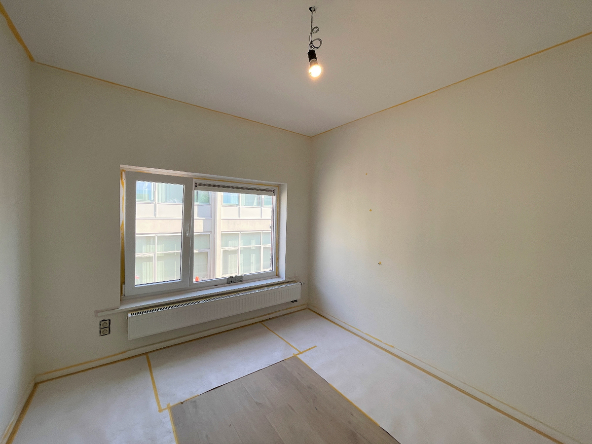 Gerenoveerde halfopen bebouwing met 3 slaapkamers en garage in centrum Roeselare 