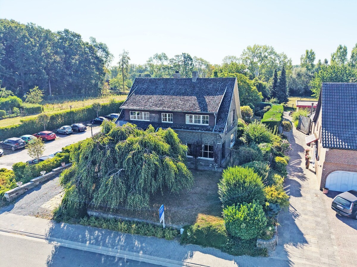 Ruime sixties villa op 3.630m² nabij dorpskern Steenhuize 