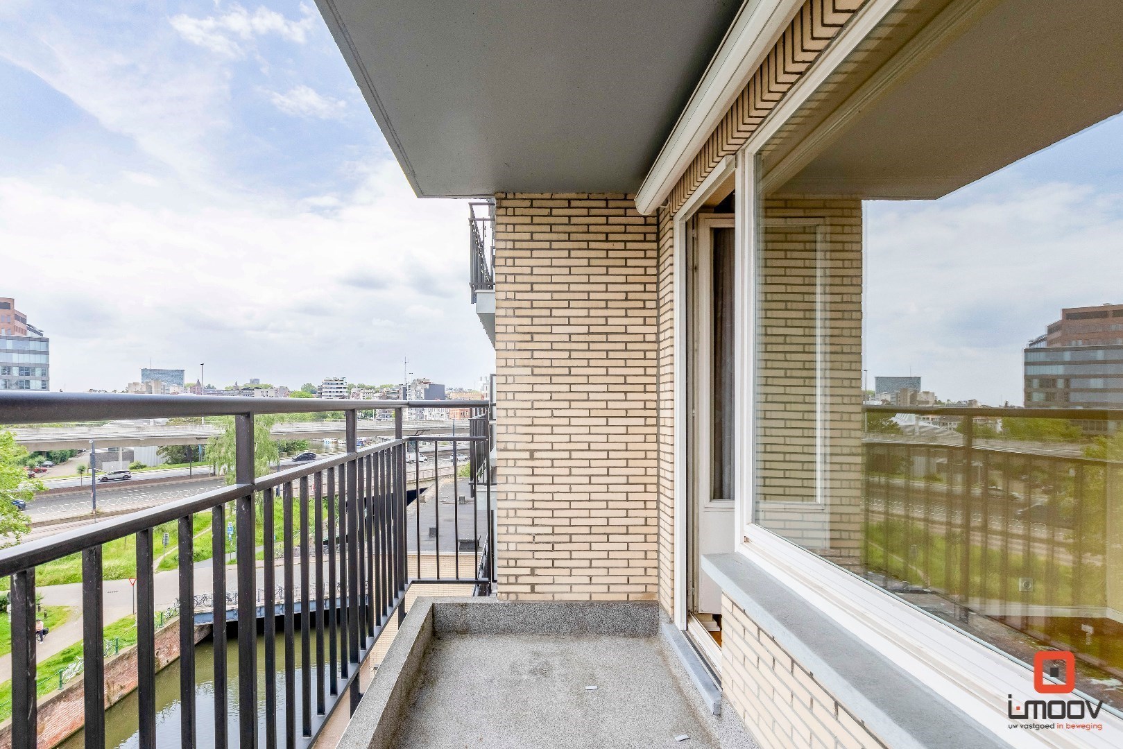 Ruim en lichtrijk drieslaapkamerappartement met prachtig zicht op het water en het groen! 