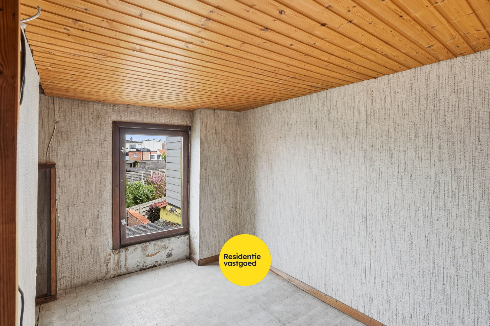 Te renoveren halfopen woning met tuin en oprit/garage 