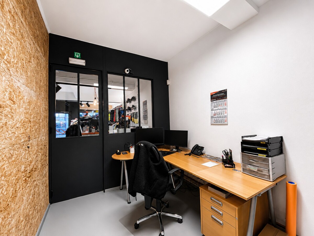 À Tournai : surface commerciale de ±136 m². Excellente visibilité ! 