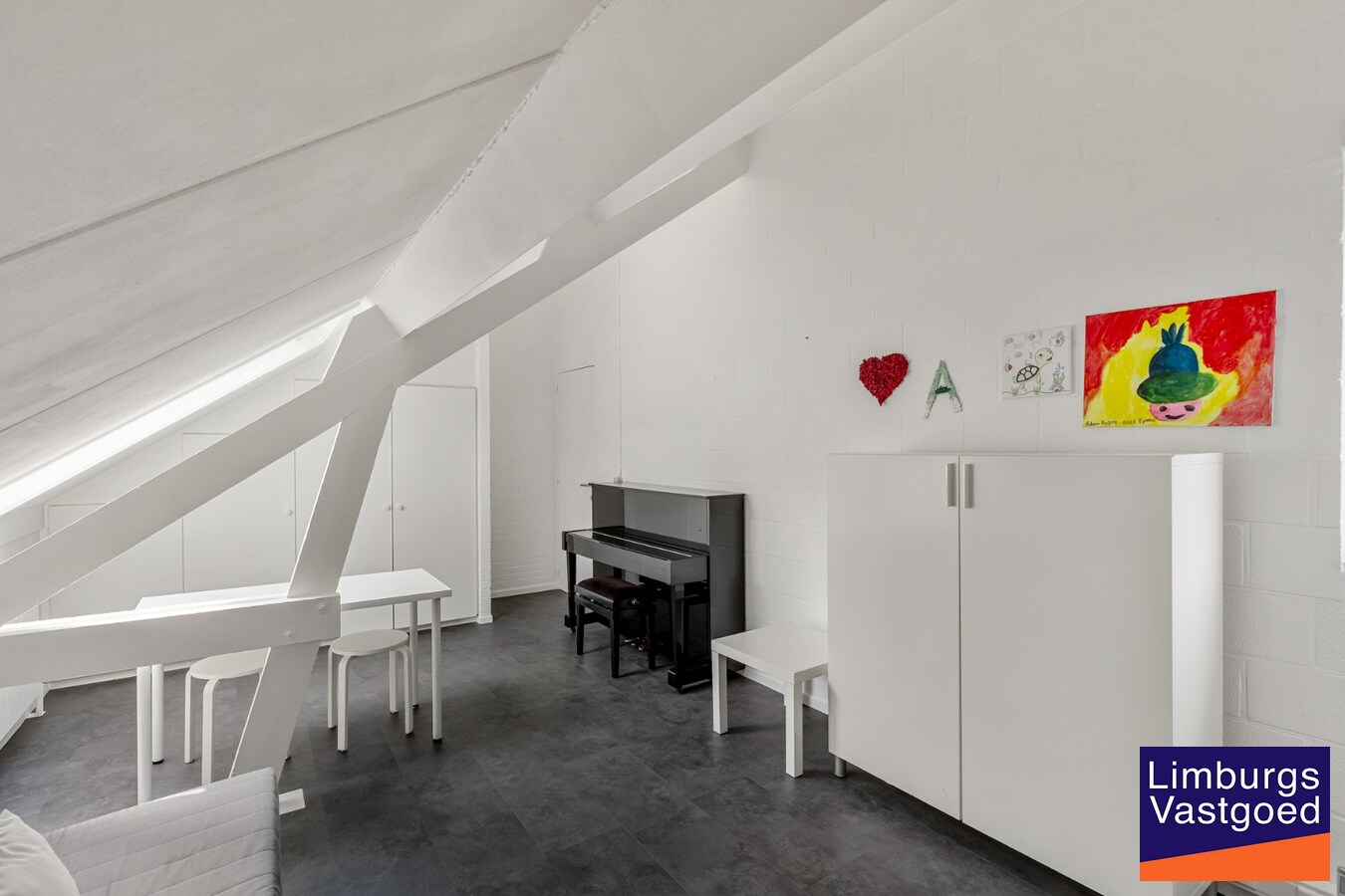 Moderne architectenwoning met mooie tuin en zwembad, 5 slaapkamers in Hasselt, OB op 8a12ca in doodlopende straat 