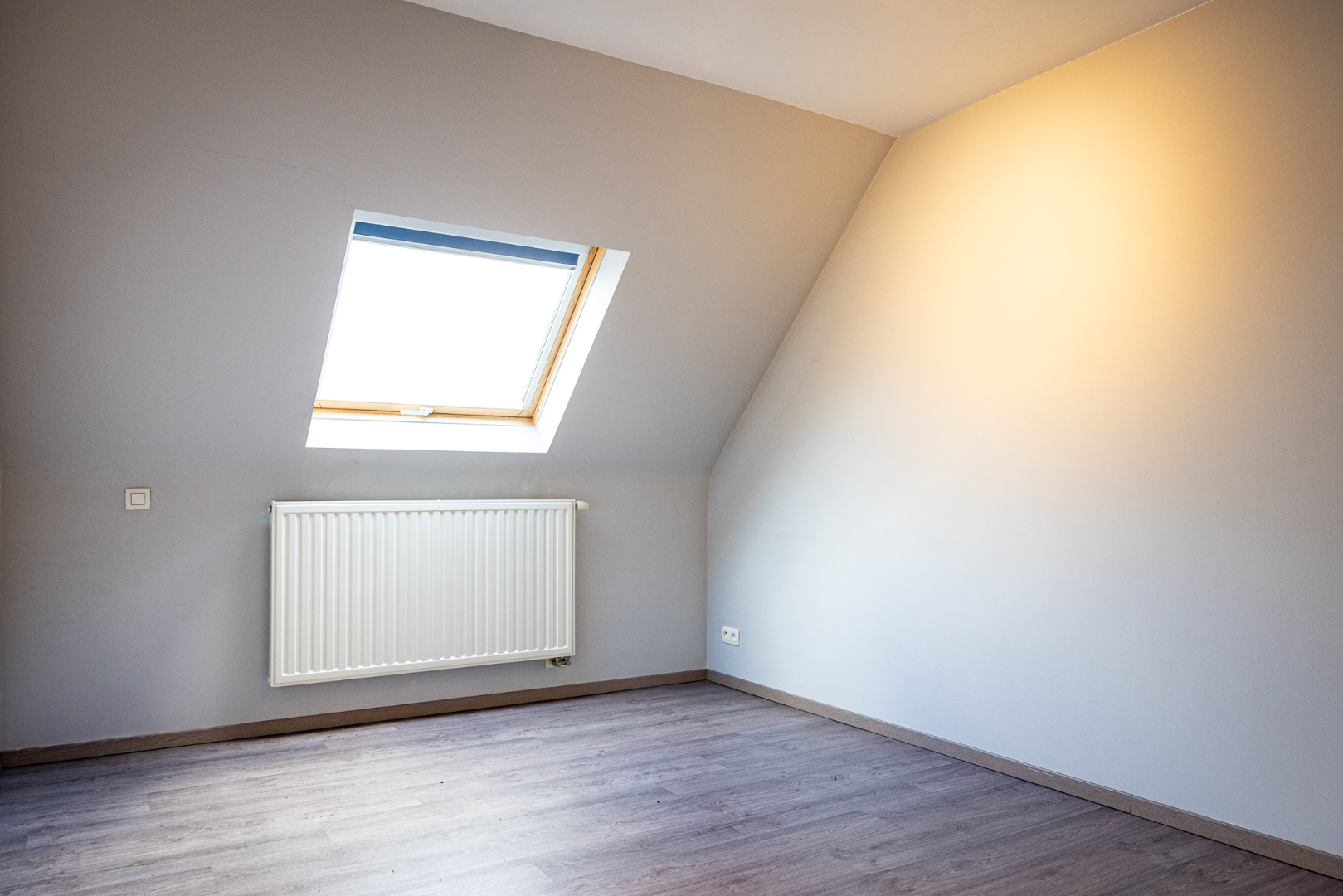 Energiezuinig ruim duplex app. met 3 slpks, terras en 2 autostandplaatsen te Maldegem 