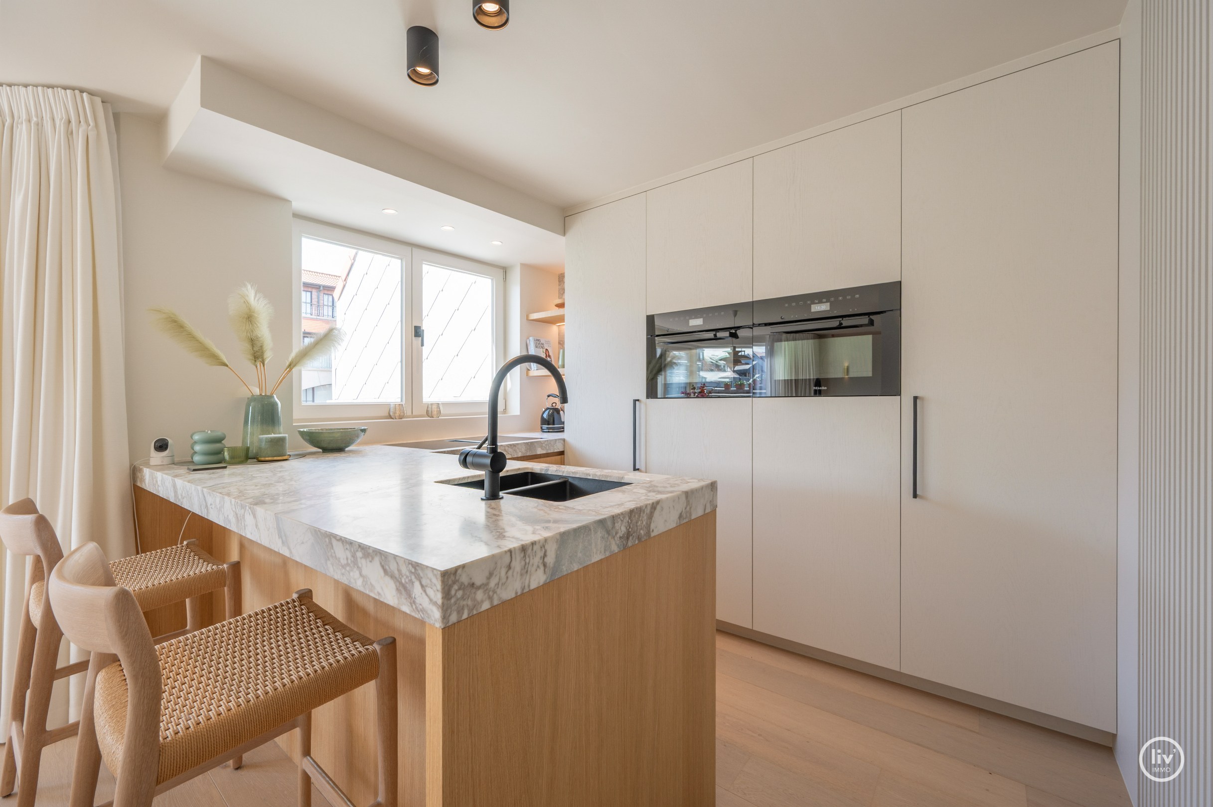 Parchtig afgewerkte penthouse met magnifieke terrassen van +/-40m2 en 3 ruime slaapkamers te Leopoldlaan gelegen. 