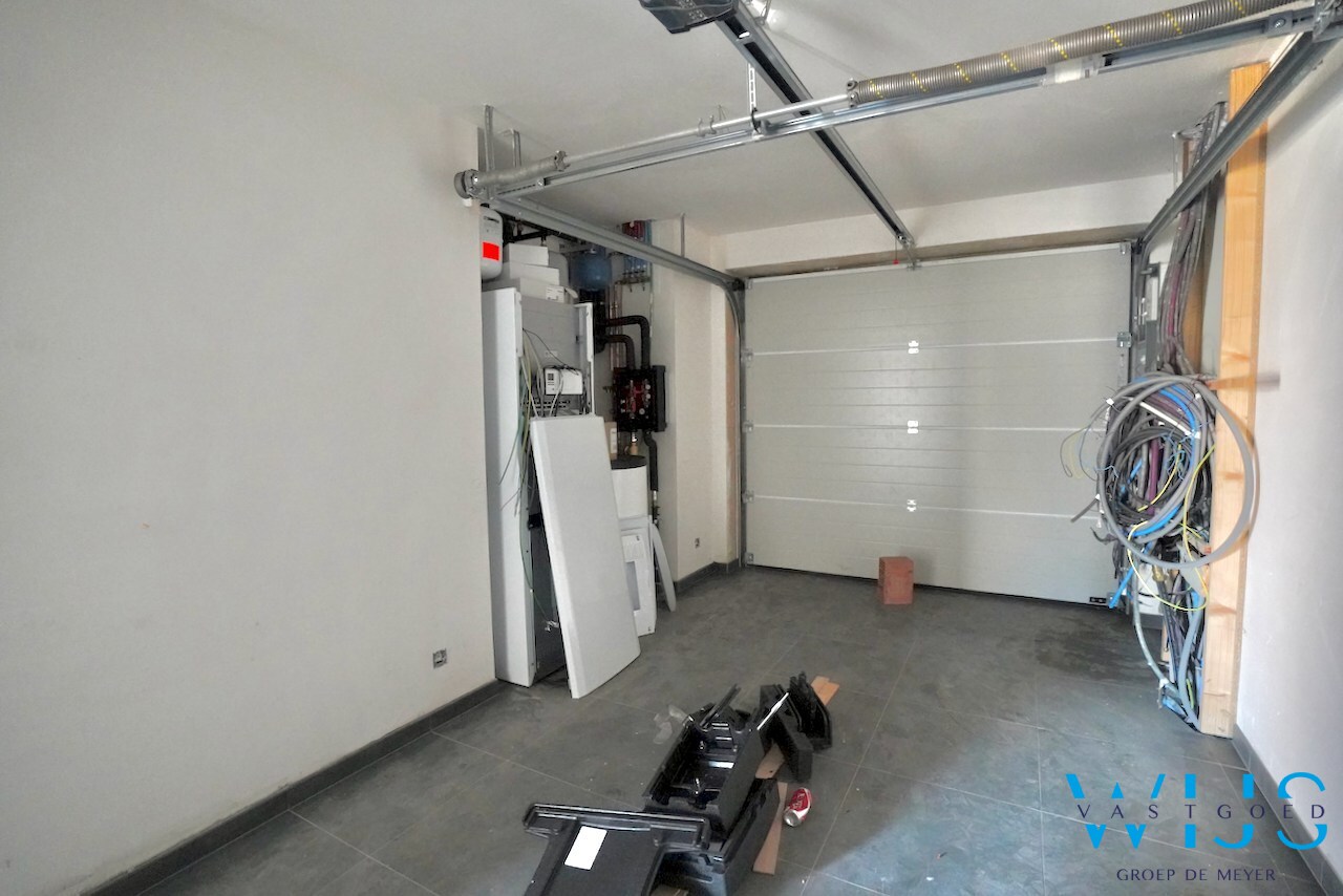 Nieuwbouw met 5 slaapkamers te Oosteeklo ! 